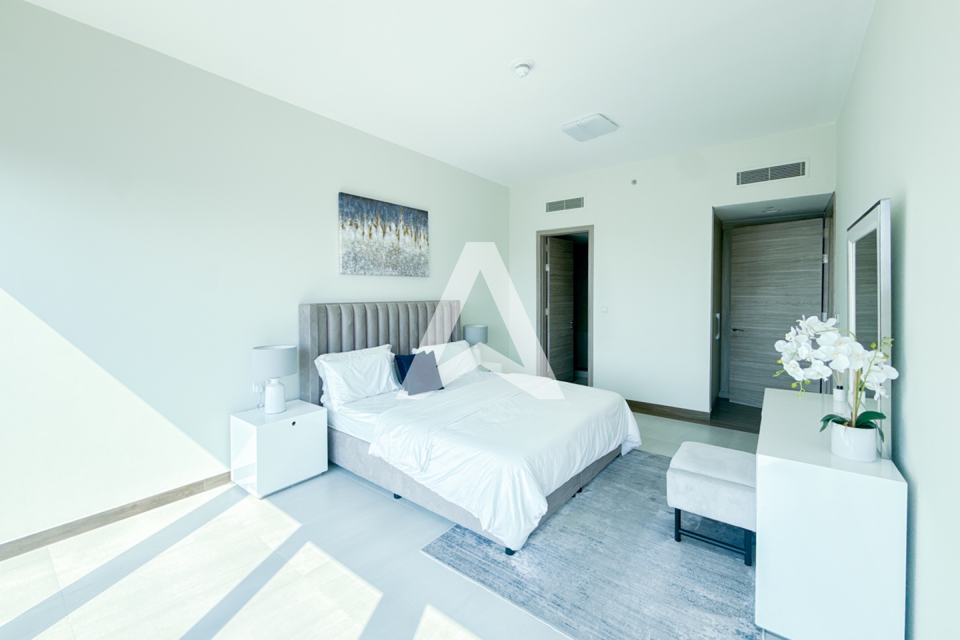 Displayed image from the thumbnail slider