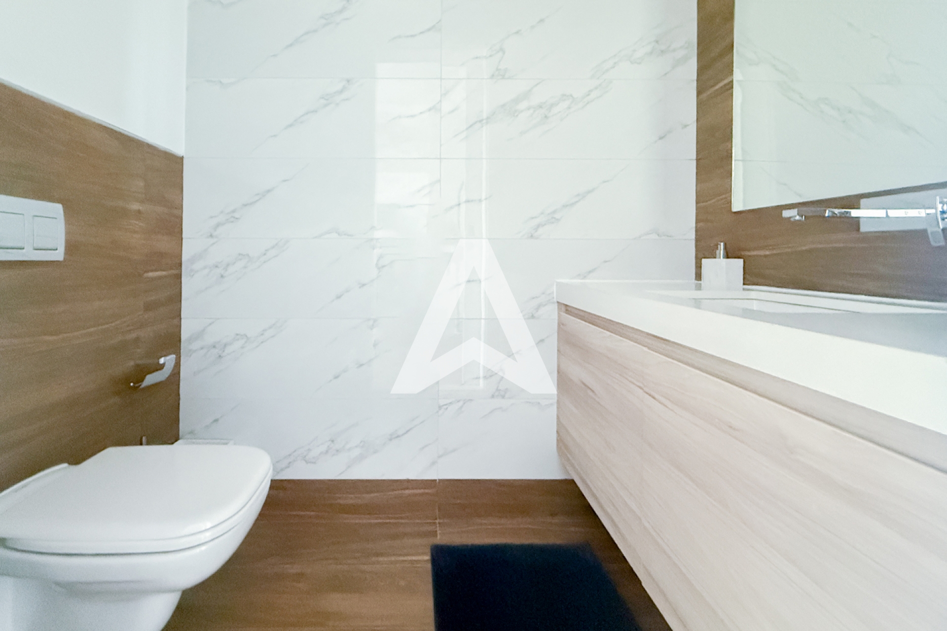 Displayed image from the thumbnail slider
