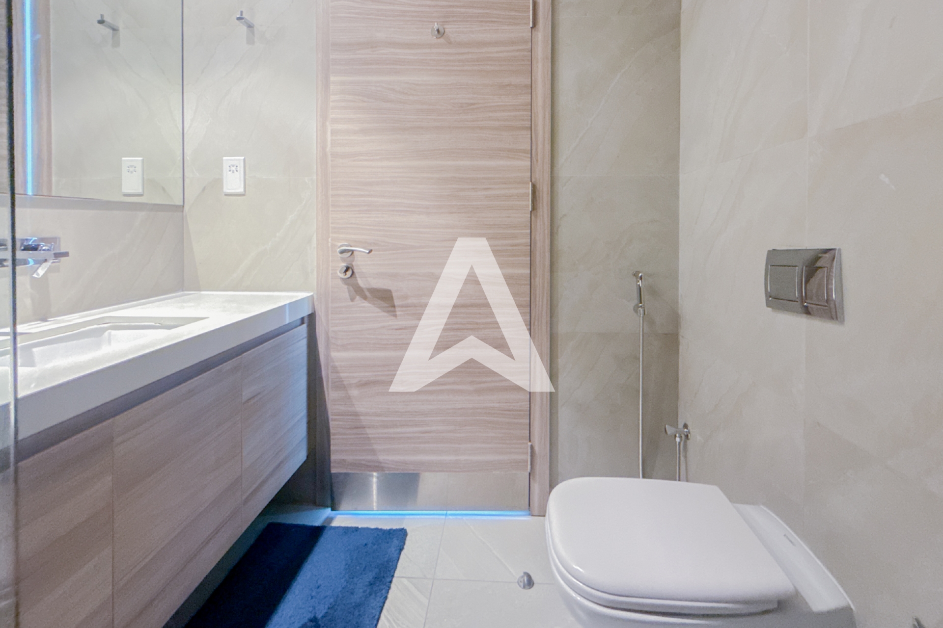 Displayed image from the thumbnail slider