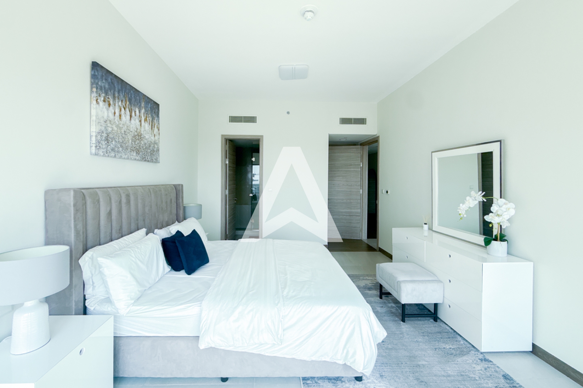 Displayed image from the thumbnail slider
