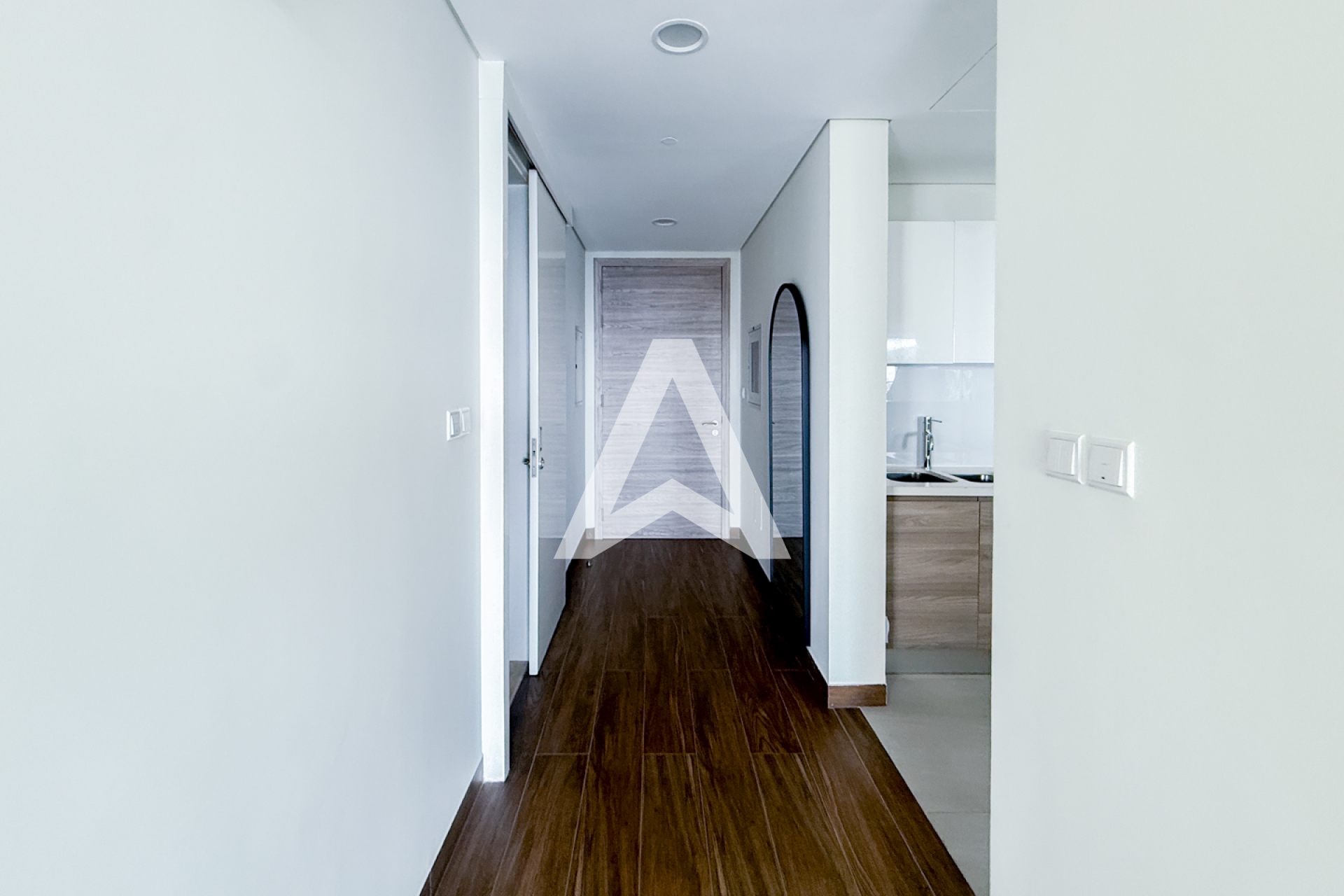 Displayed image from the thumbnail slider