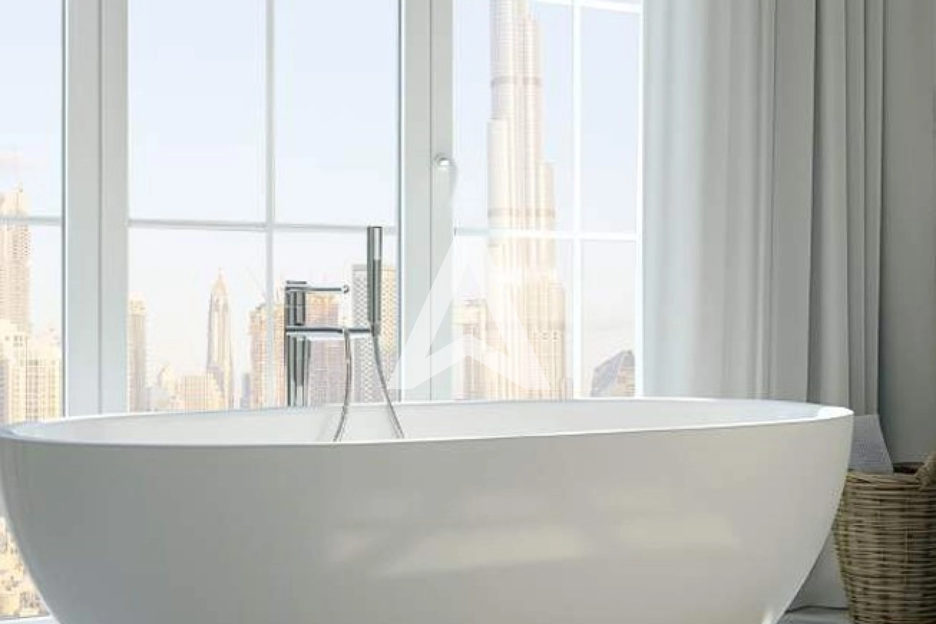 Displayed image from the thumbnail slider