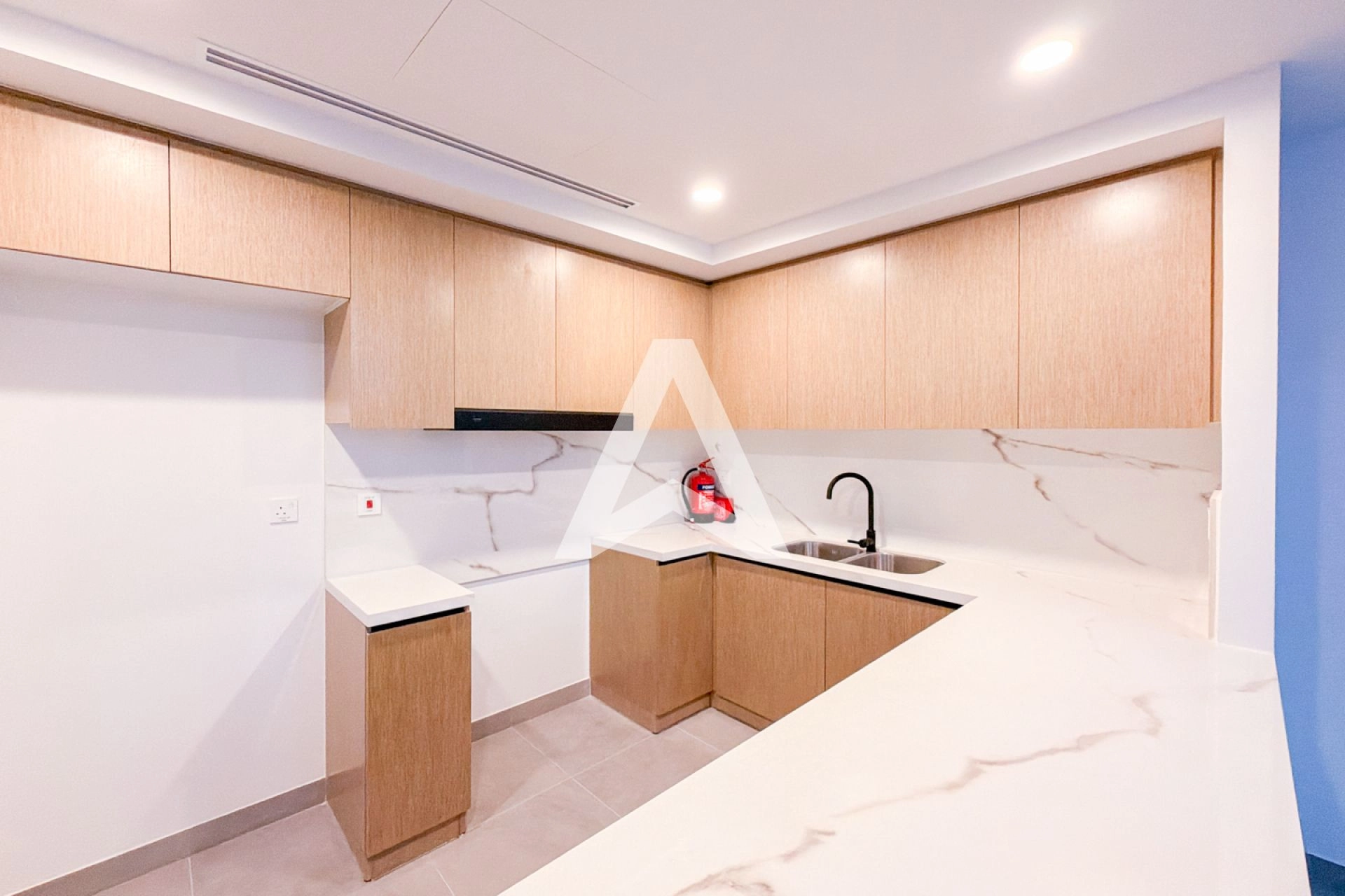 Displayed image from the thumbnail slider