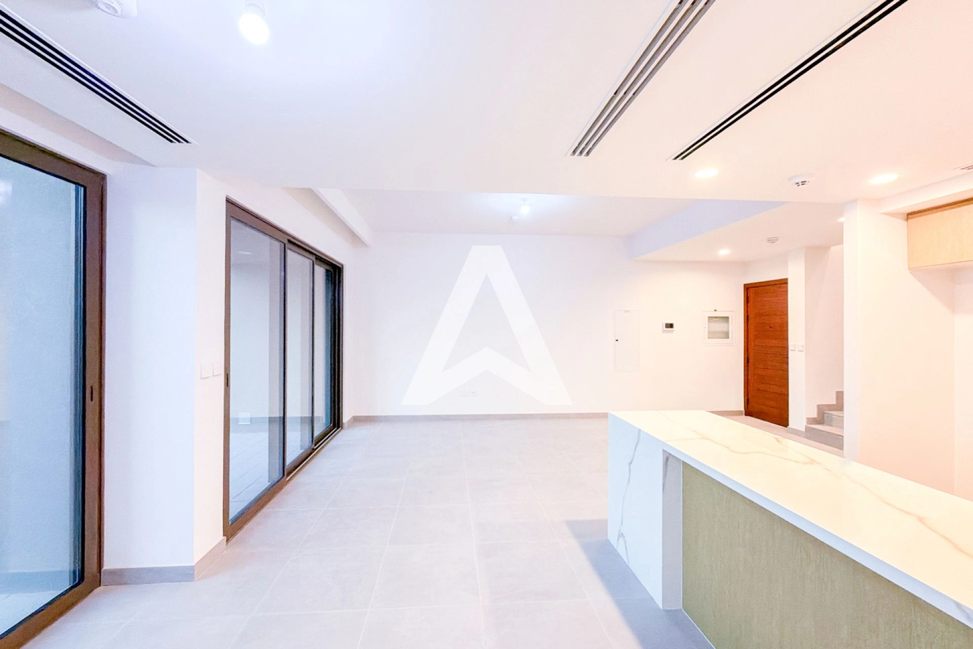 Displayed image from the thumbnail slider