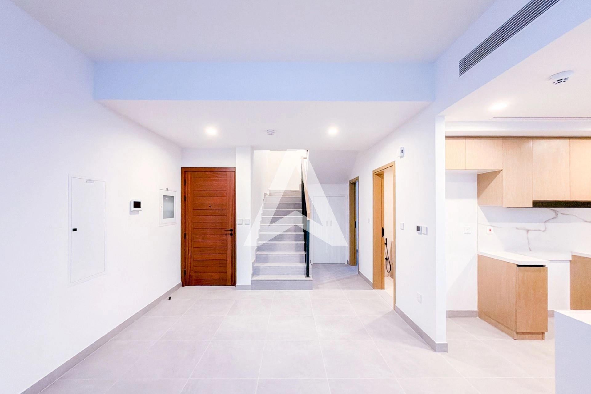 Displayed image from the thumbnail slider