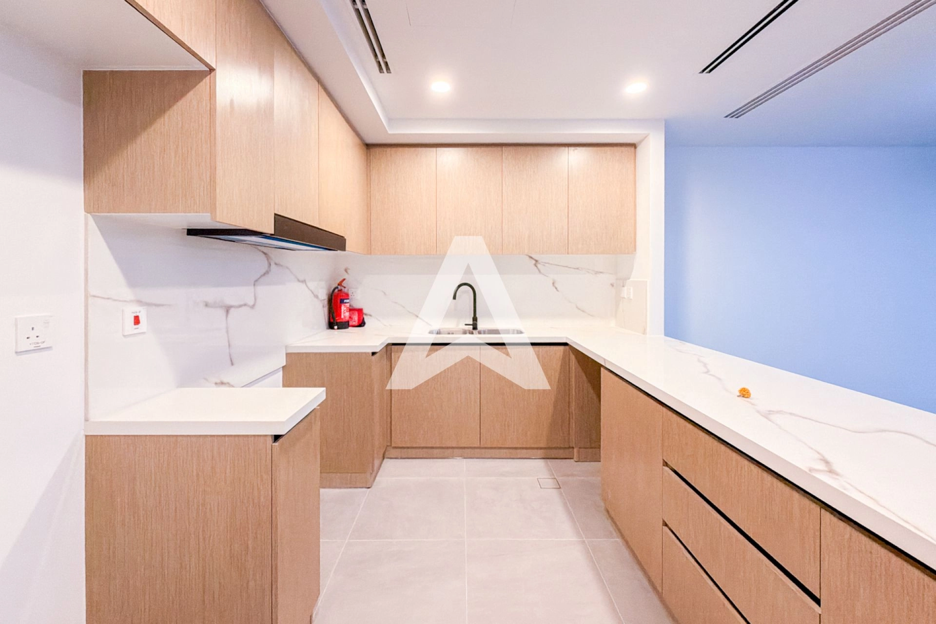 Displayed image from the thumbnail slider