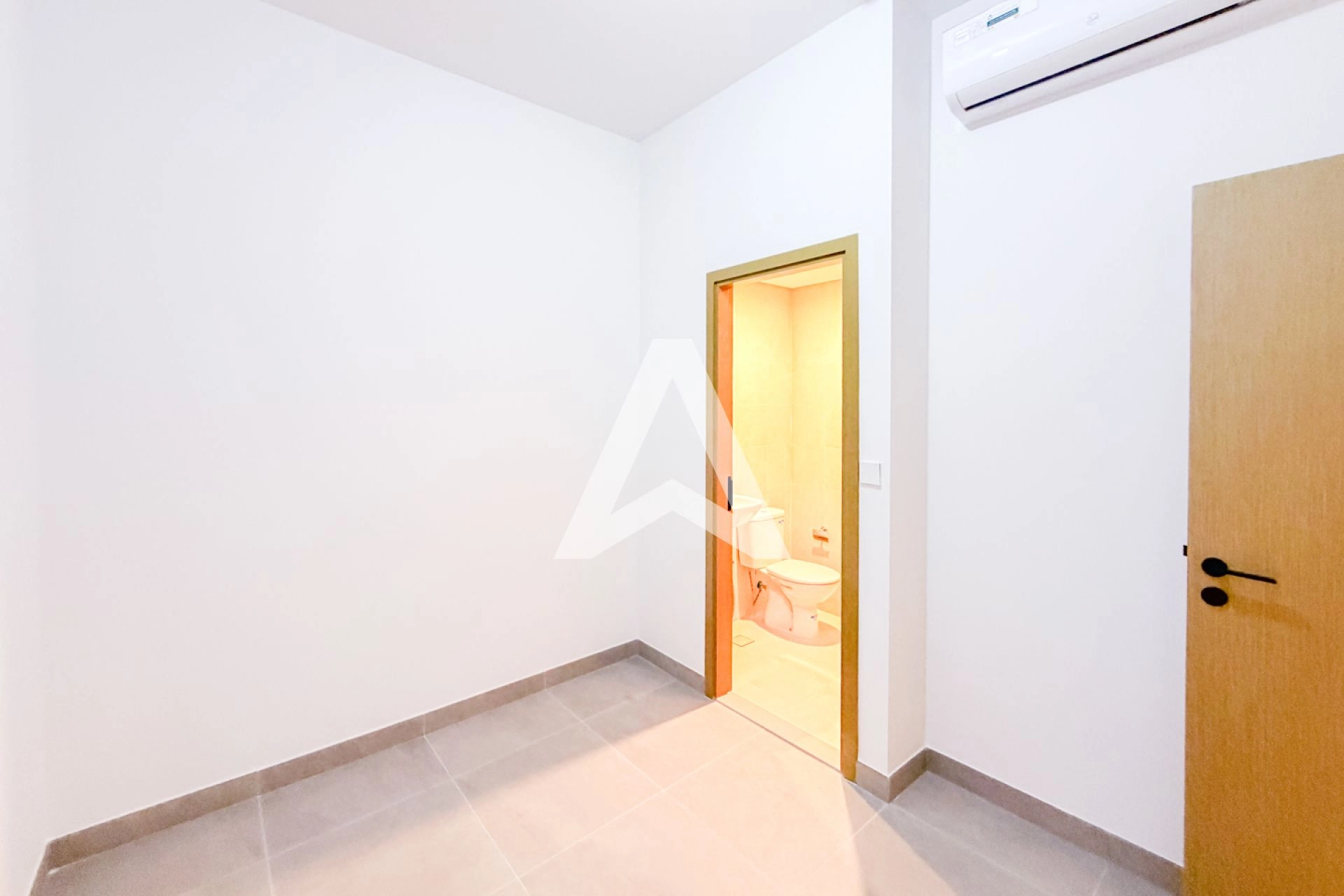 Displayed image from the thumbnail slider