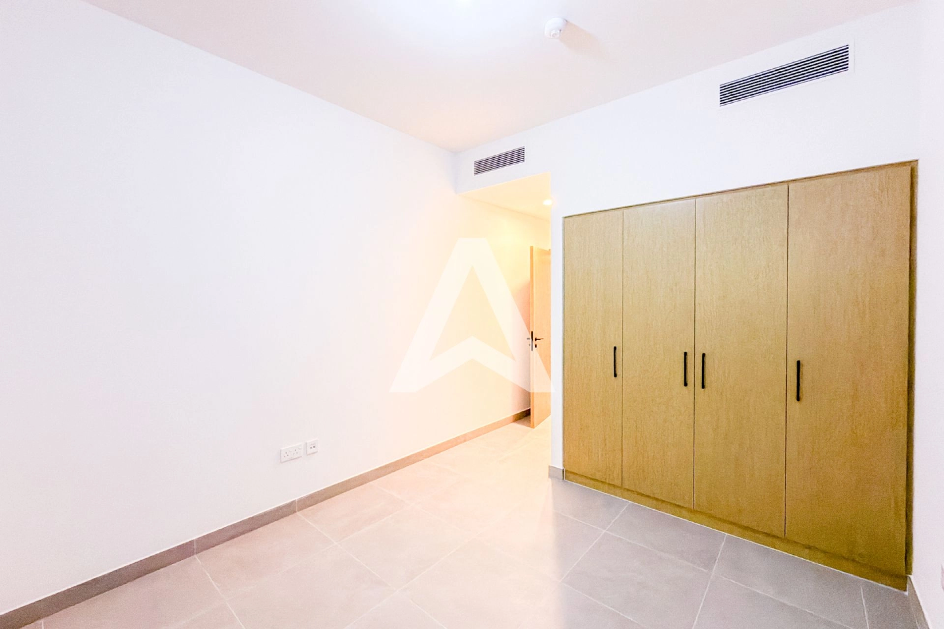 Displayed image from the thumbnail slider