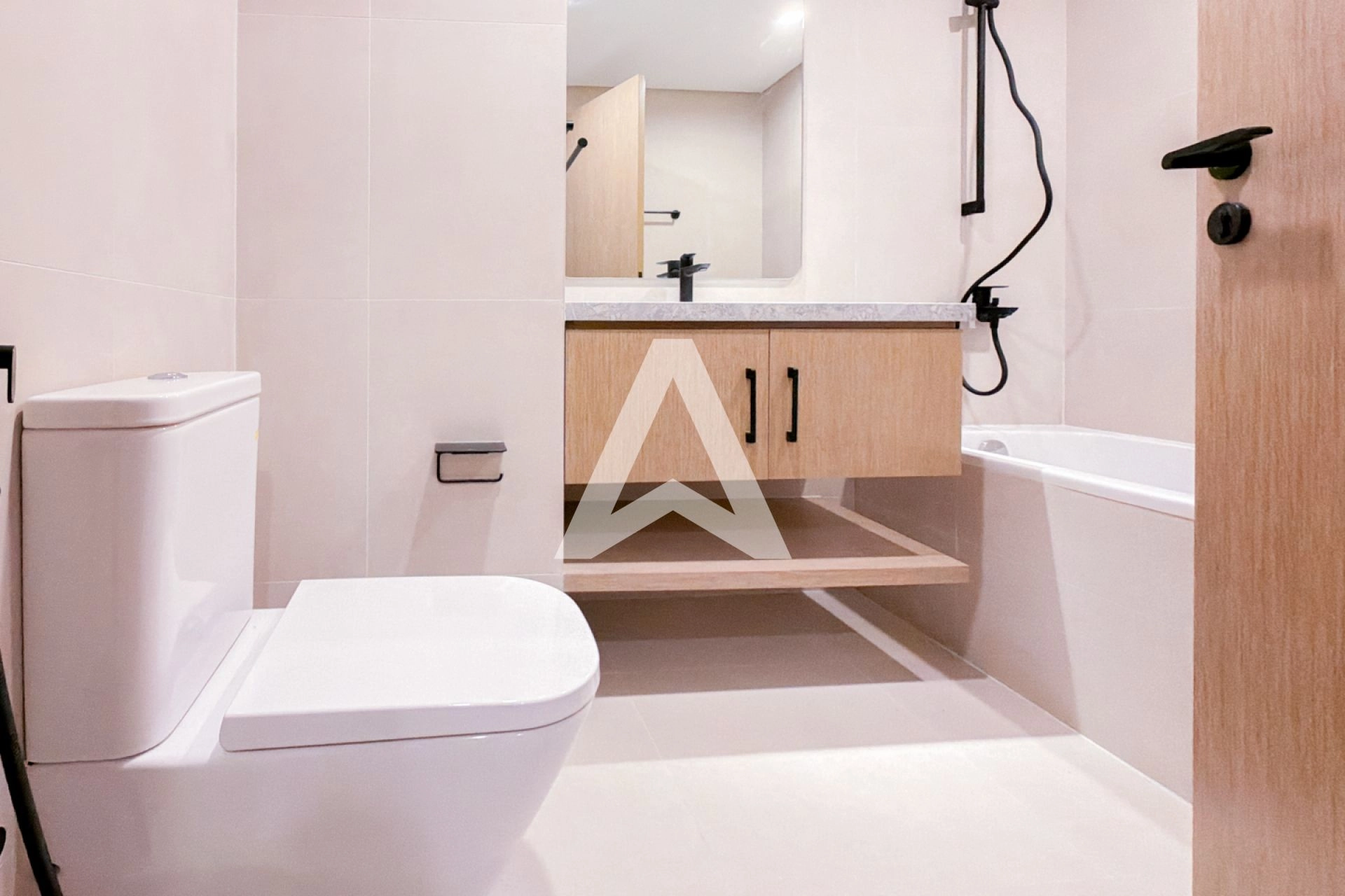 Displayed image from the thumbnail slider