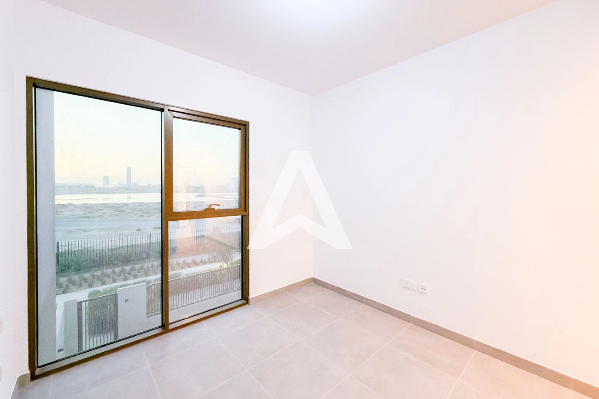 Displayed image from the thumbnail slider