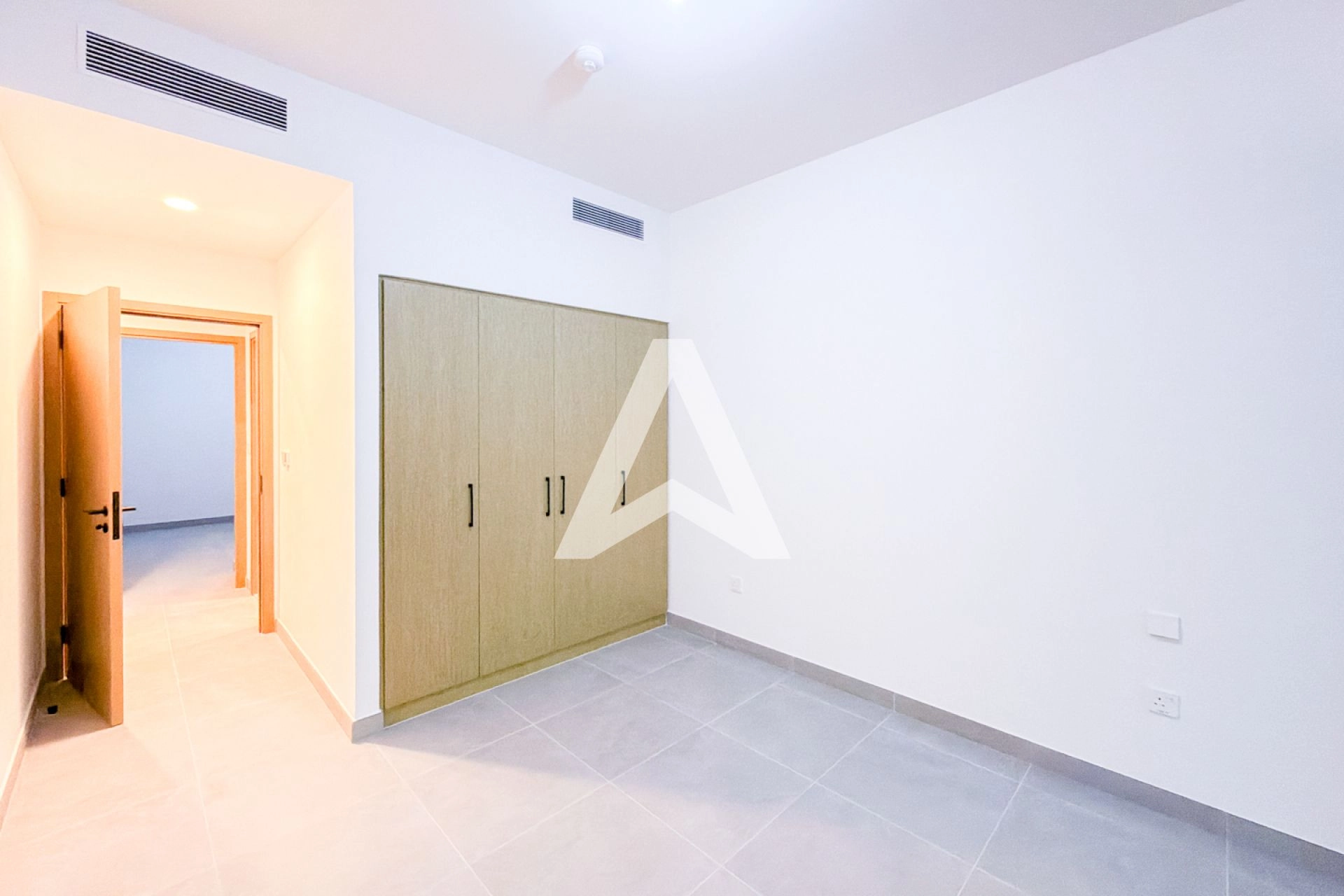 Displayed image from the thumbnail slider