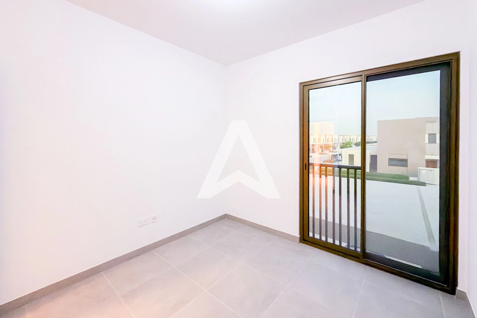 Displayed image from the thumbnail slider