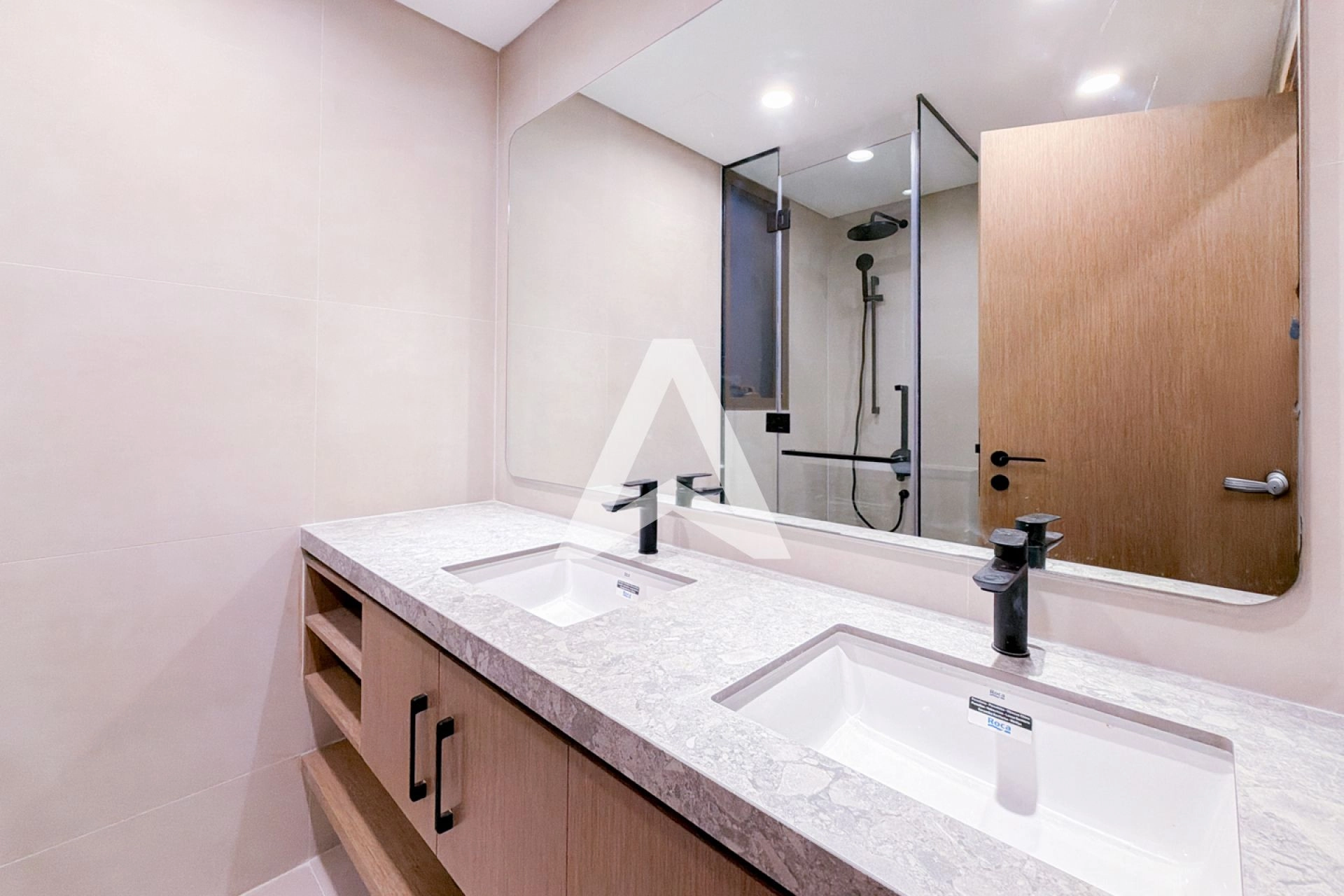 Displayed image from the thumbnail slider