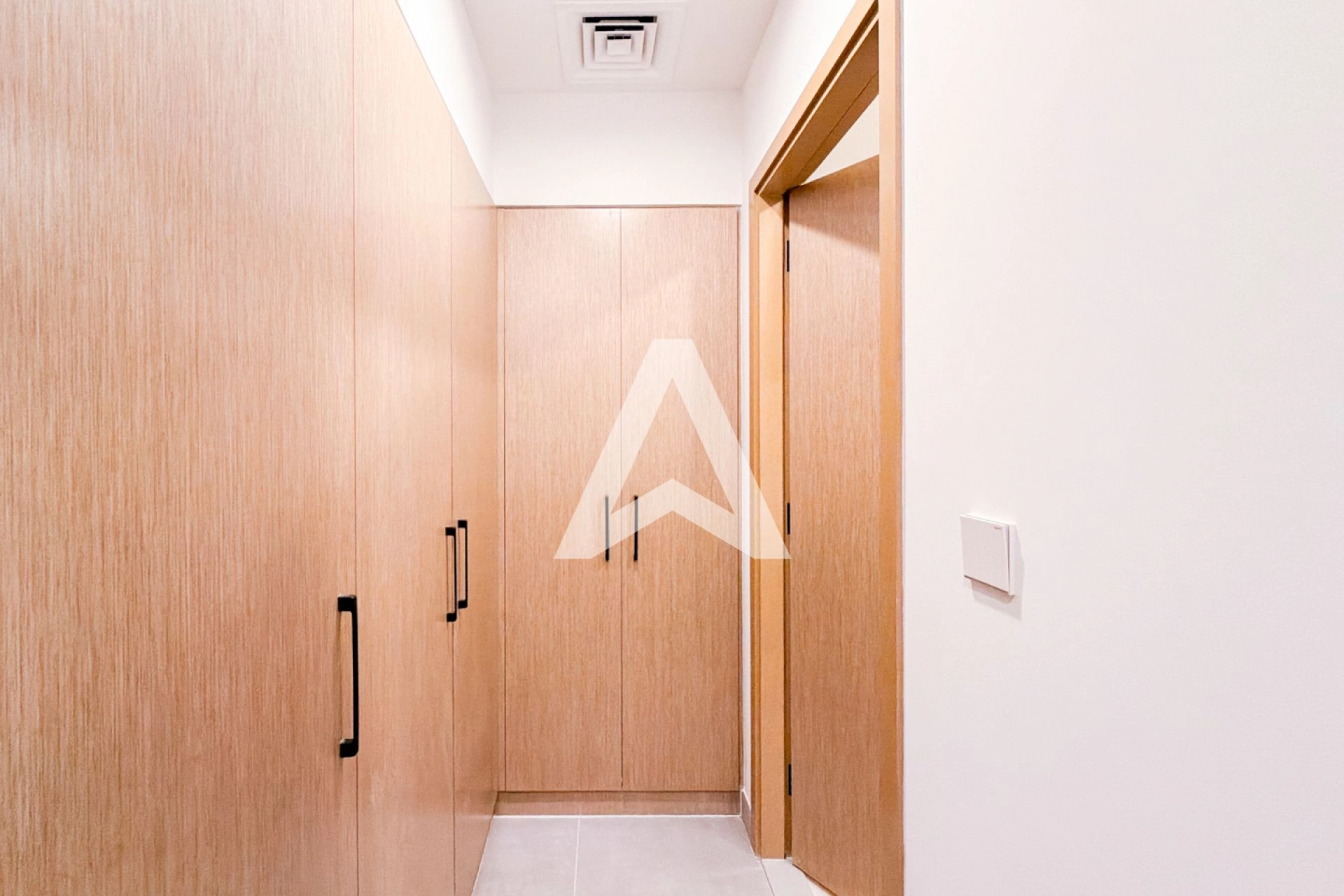 Displayed image from the thumbnail slider