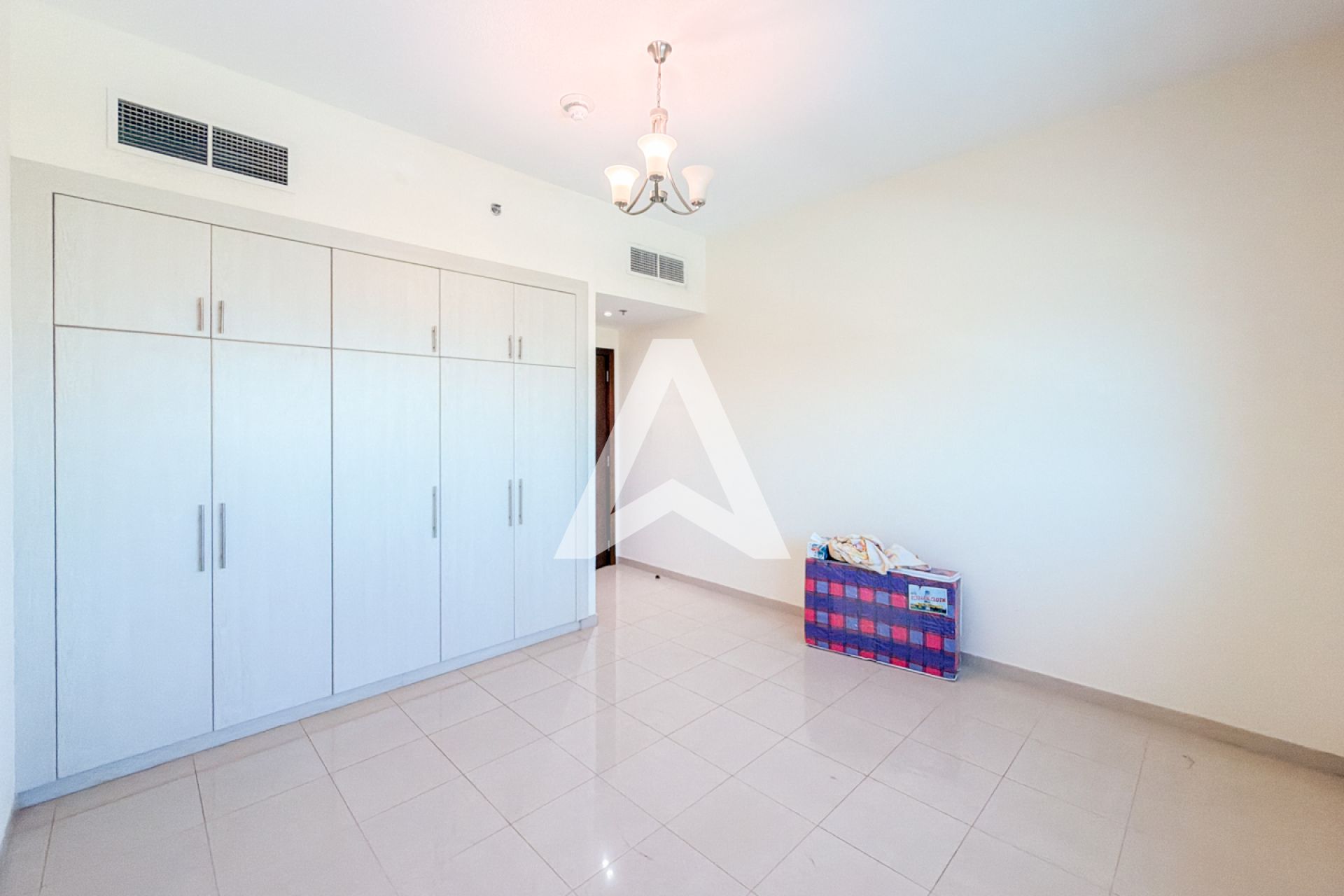 Displayed image from the thumbnail slider