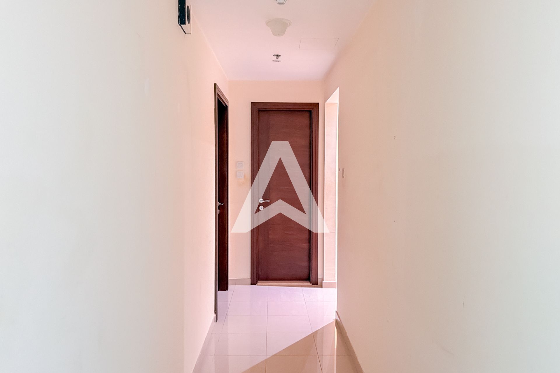 Displayed image from the thumbnail slider