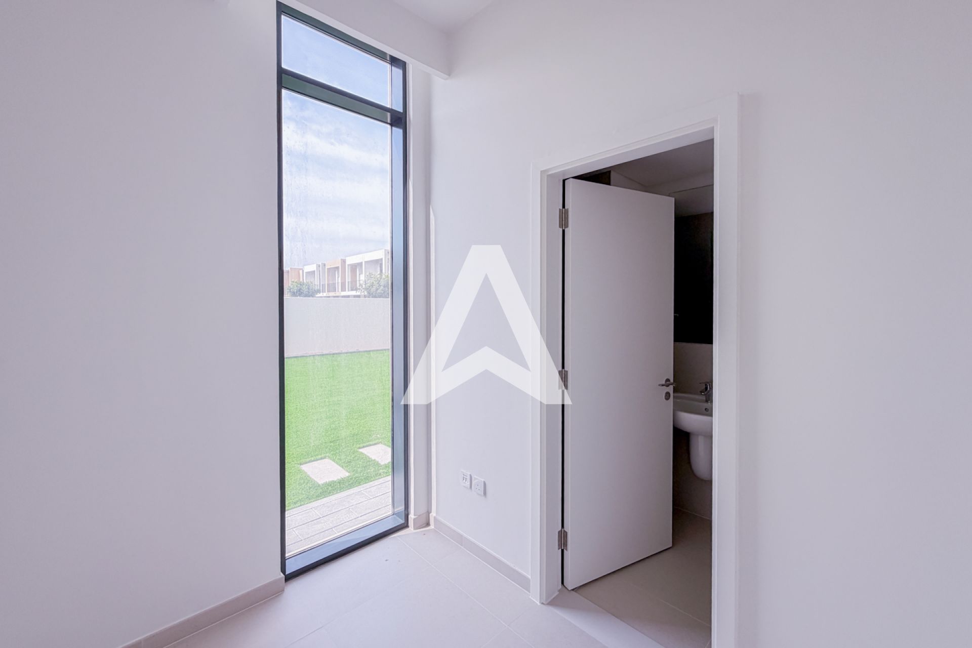 Displayed image from the thumbnail slider