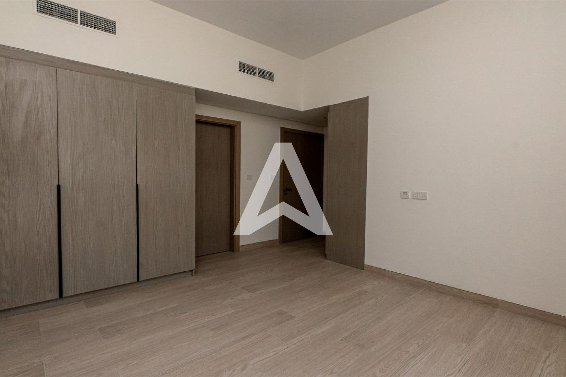 Displayed image from the thumbnail slider