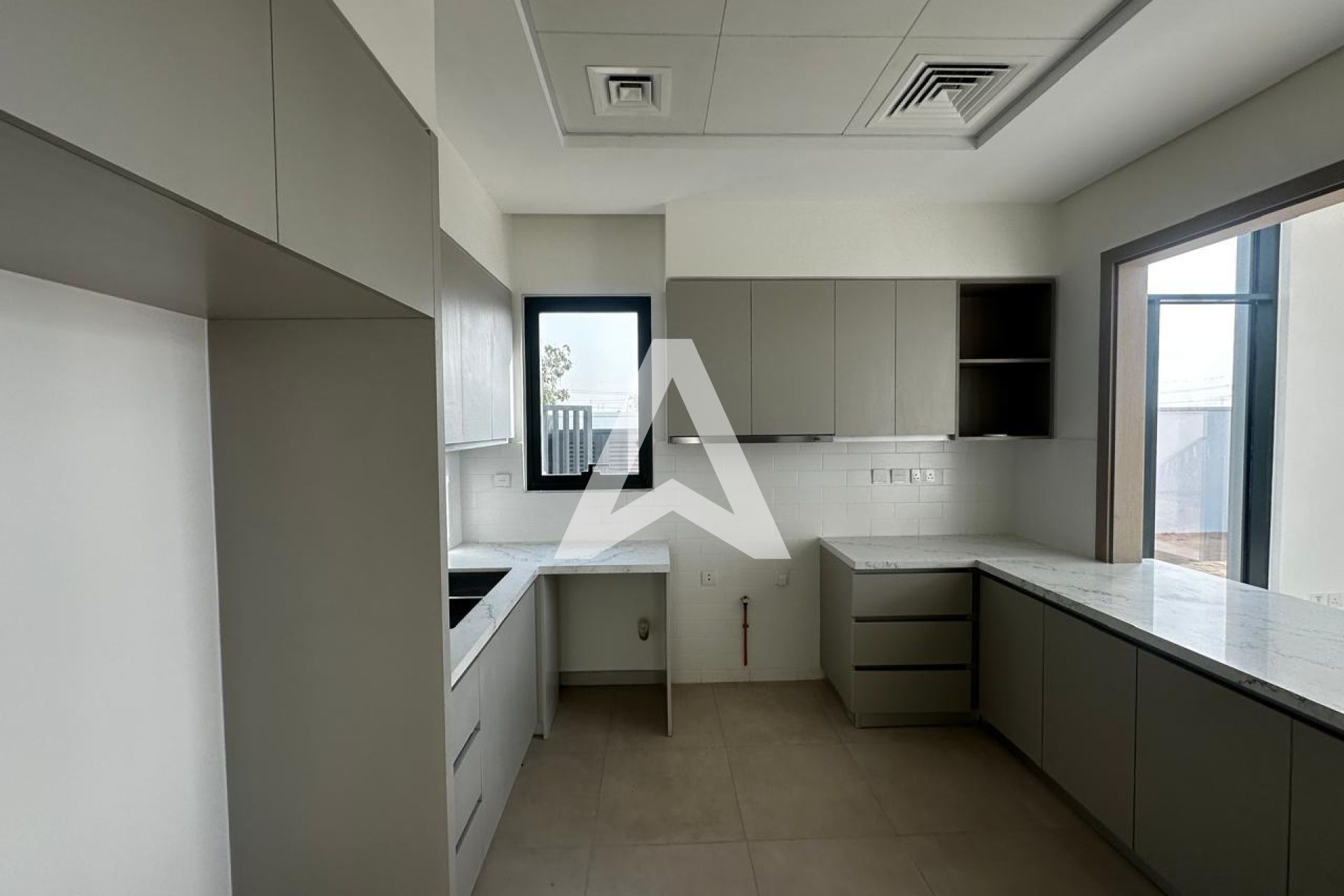 Displayed image from the thumbnail slider