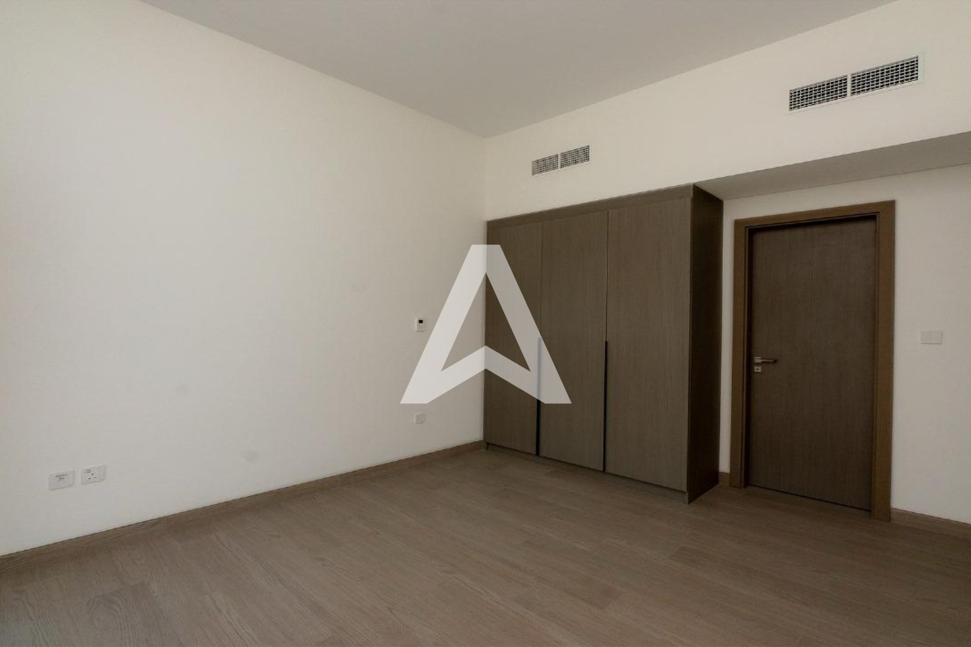 Displayed image from the thumbnail slider