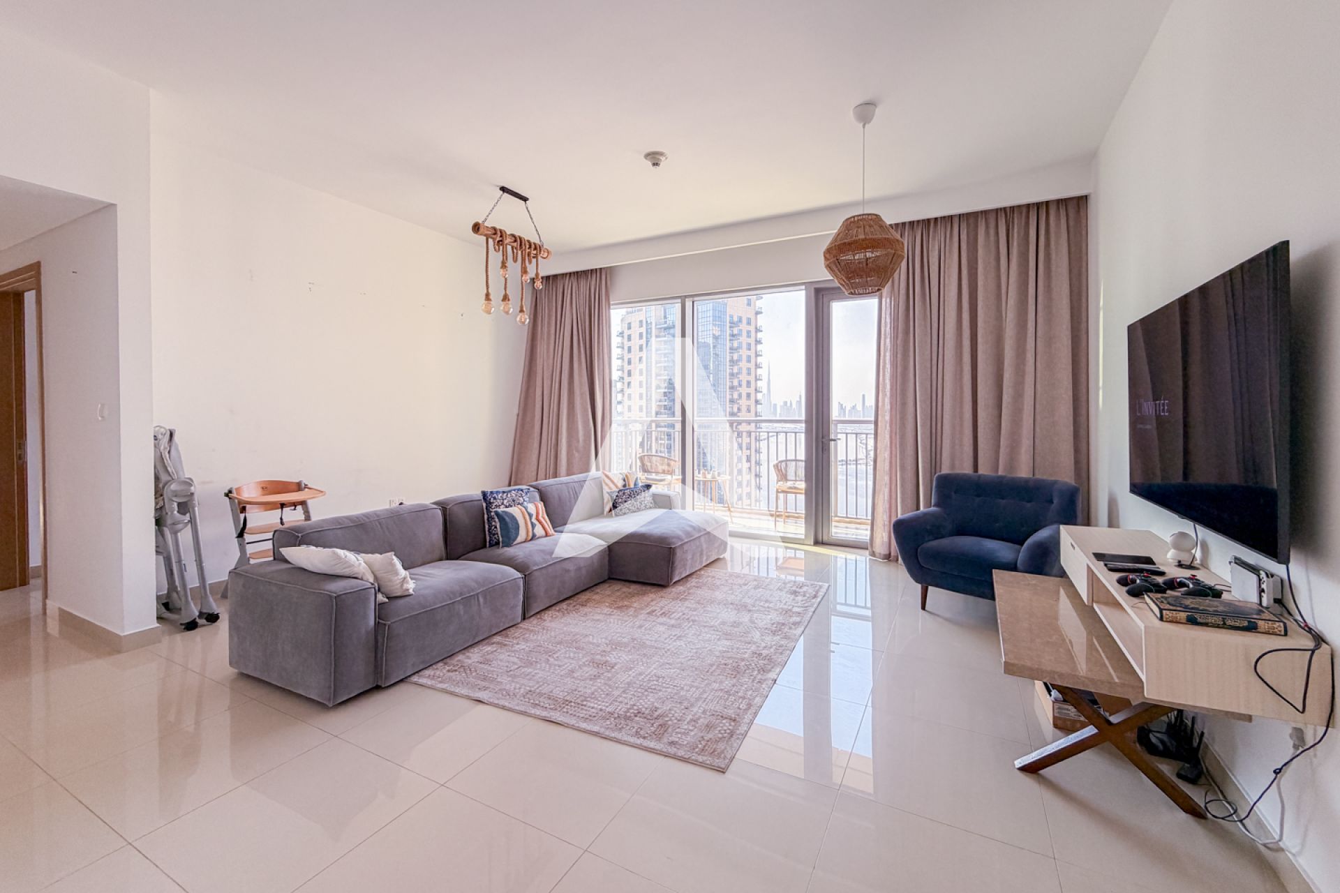 Displayed image from the thumbnail slider