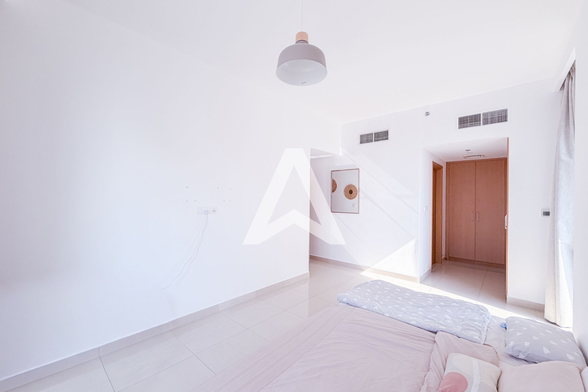 Displayed image from the thumbnail slider