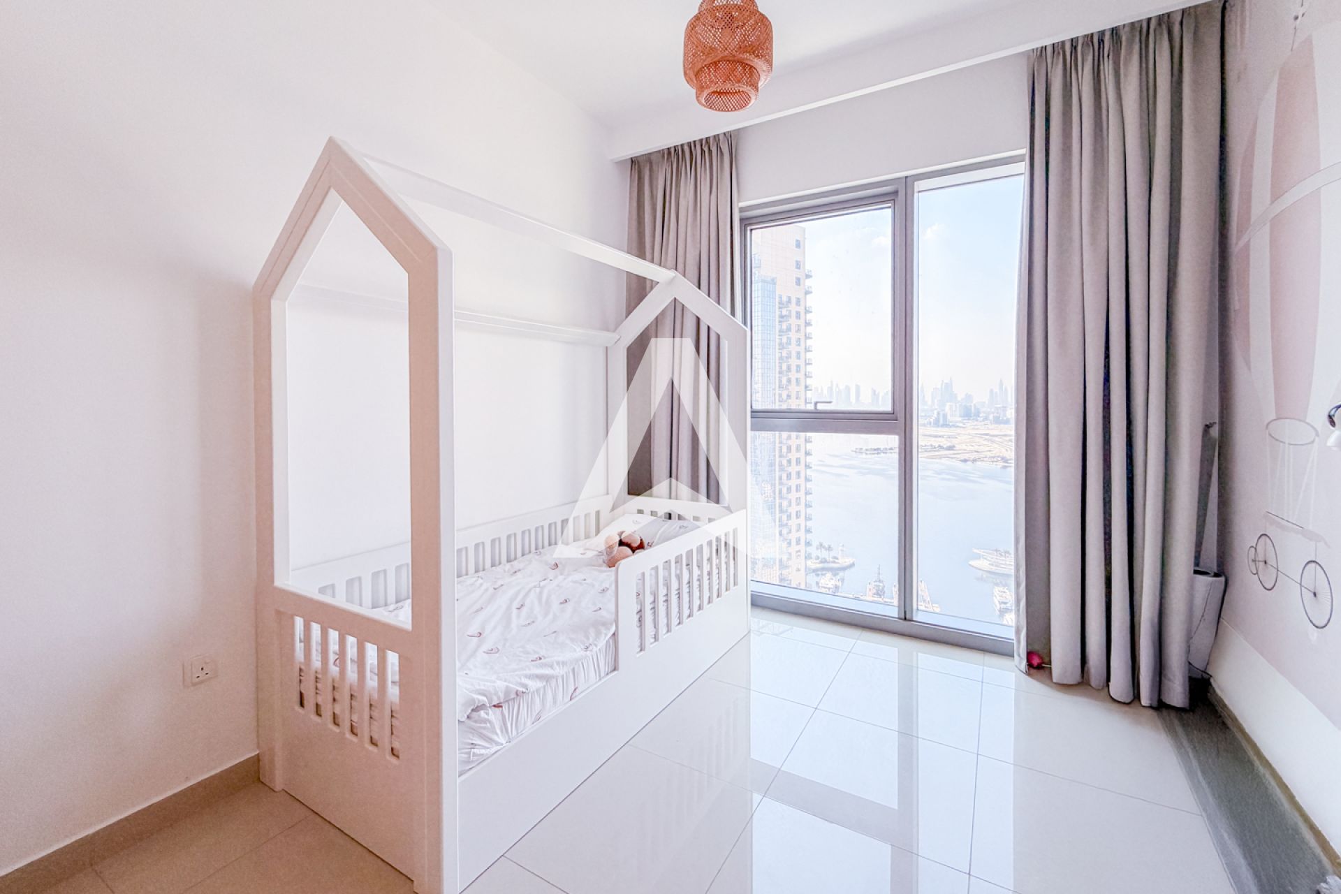 Displayed image from the thumbnail slider