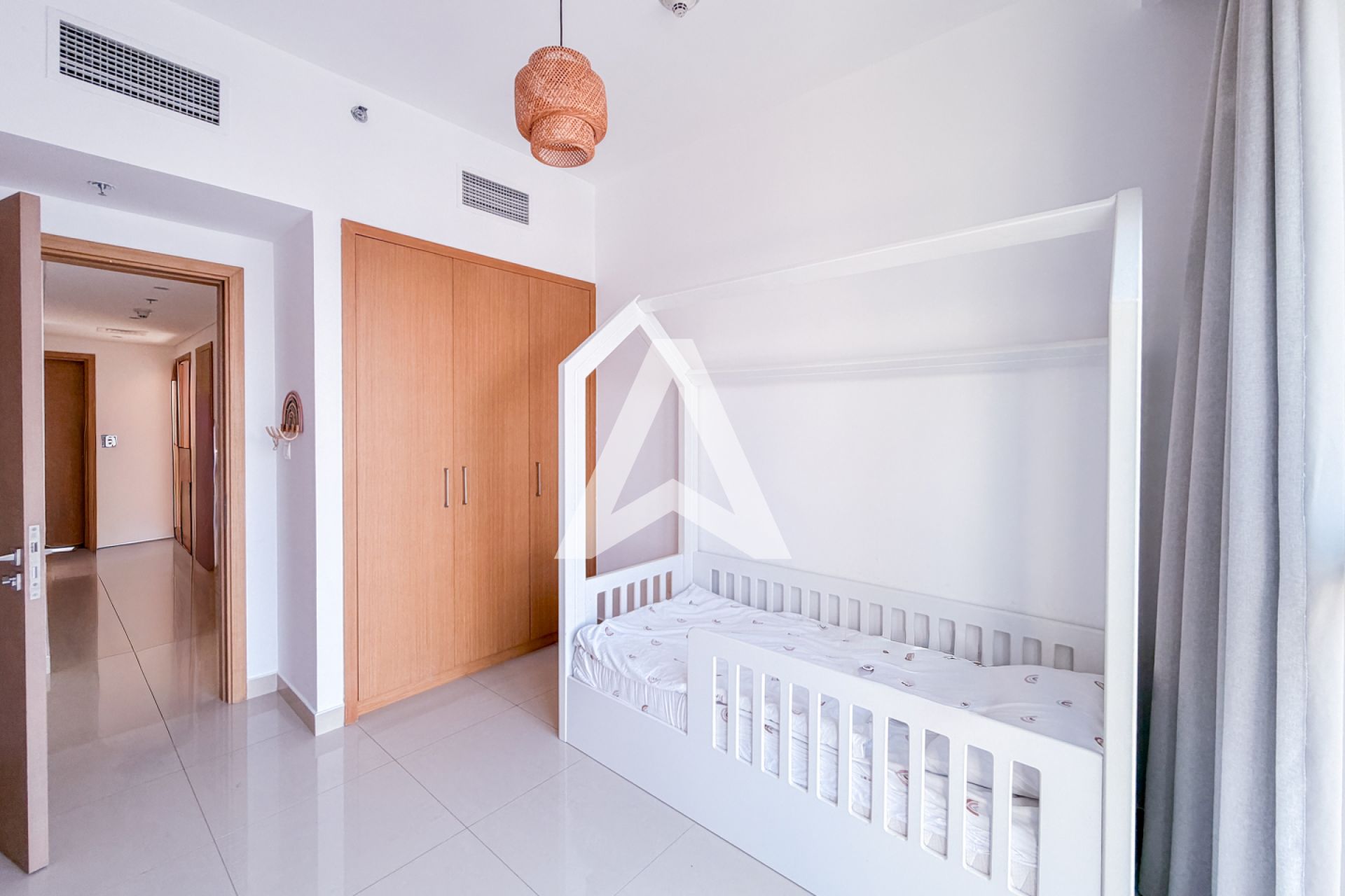 Displayed image from the thumbnail slider