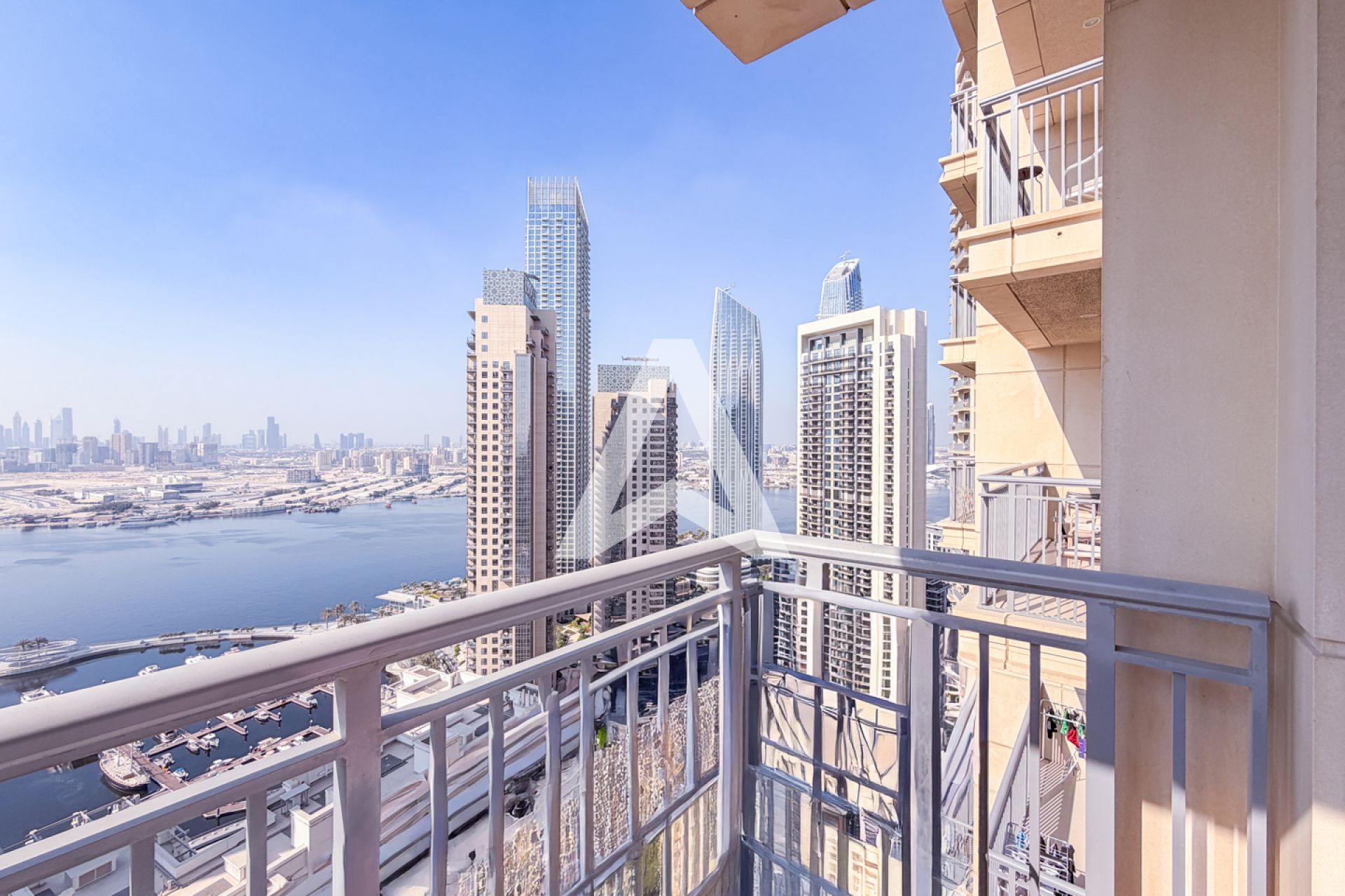 Displayed image from the thumbnail slider