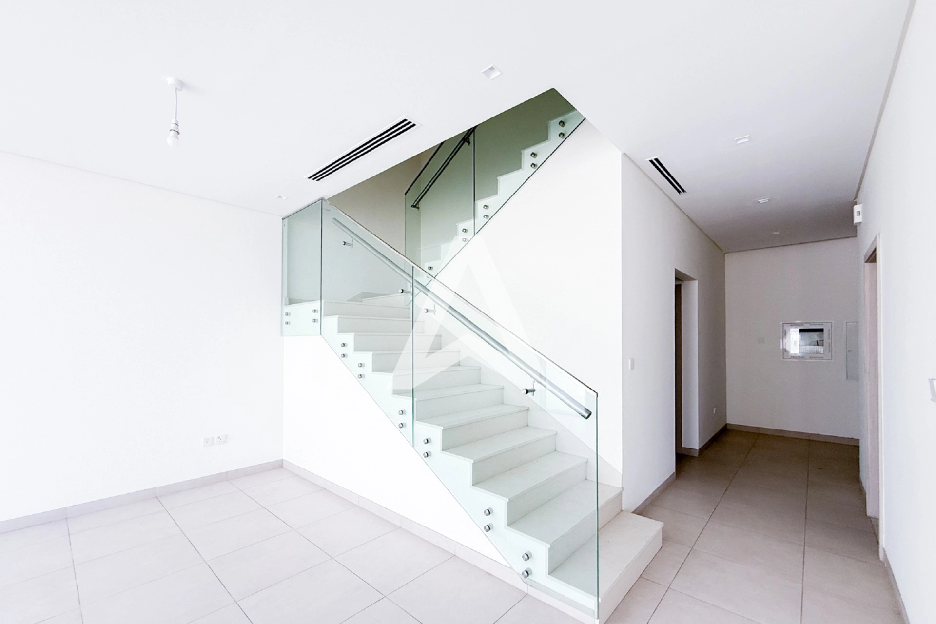 Displayed image from the thumbnail slider