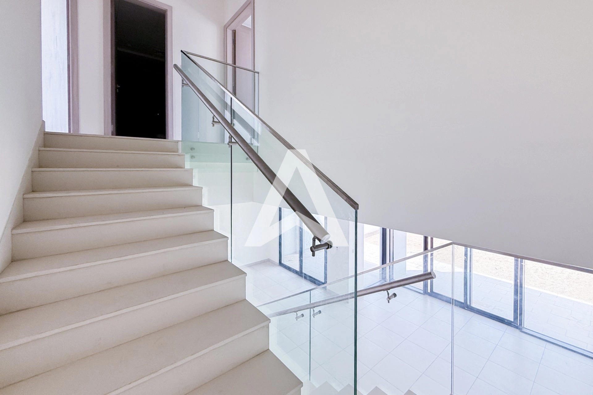 Displayed image from the thumbnail slider