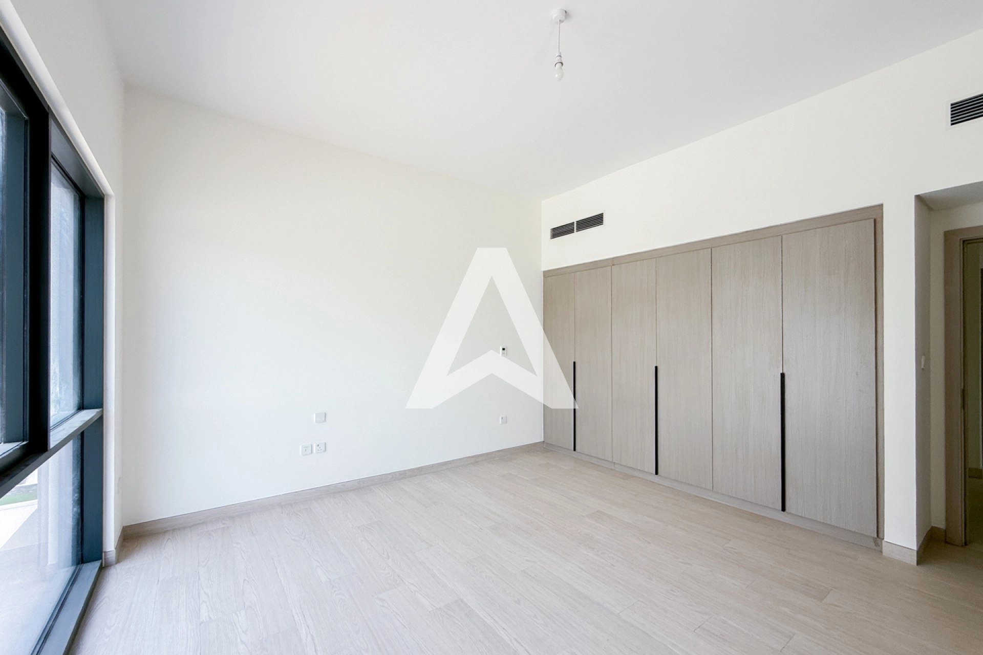 Displayed image from the thumbnail slider