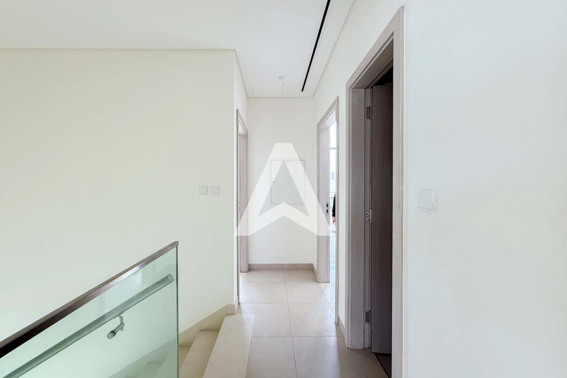 Displayed image from the thumbnail slider