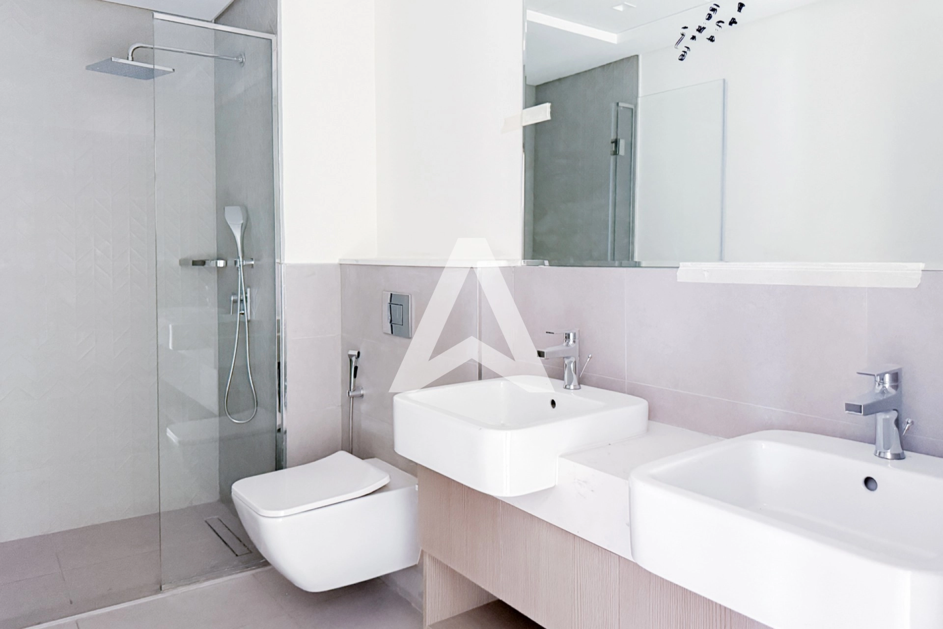 Displayed image from the thumbnail slider