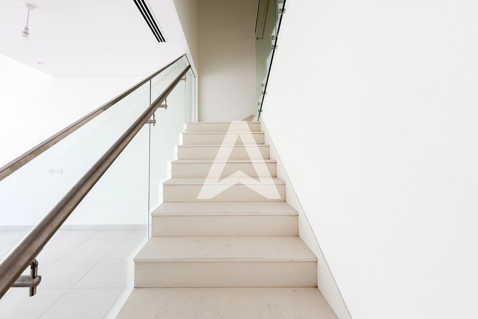 Displayed image from the thumbnail slider