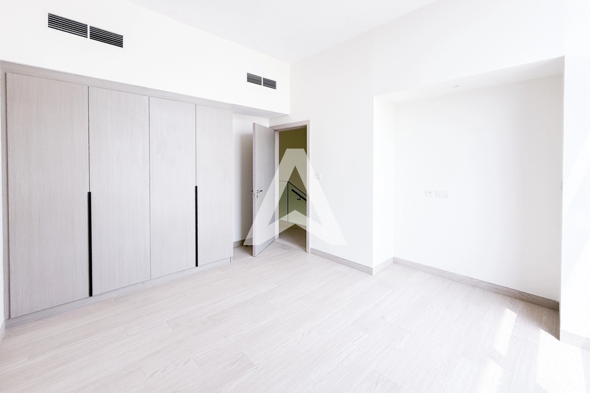 Displayed image from the thumbnail slider