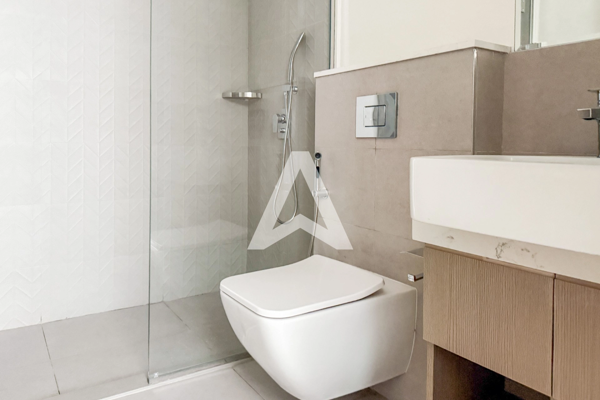 Displayed image from the thumbnail slider