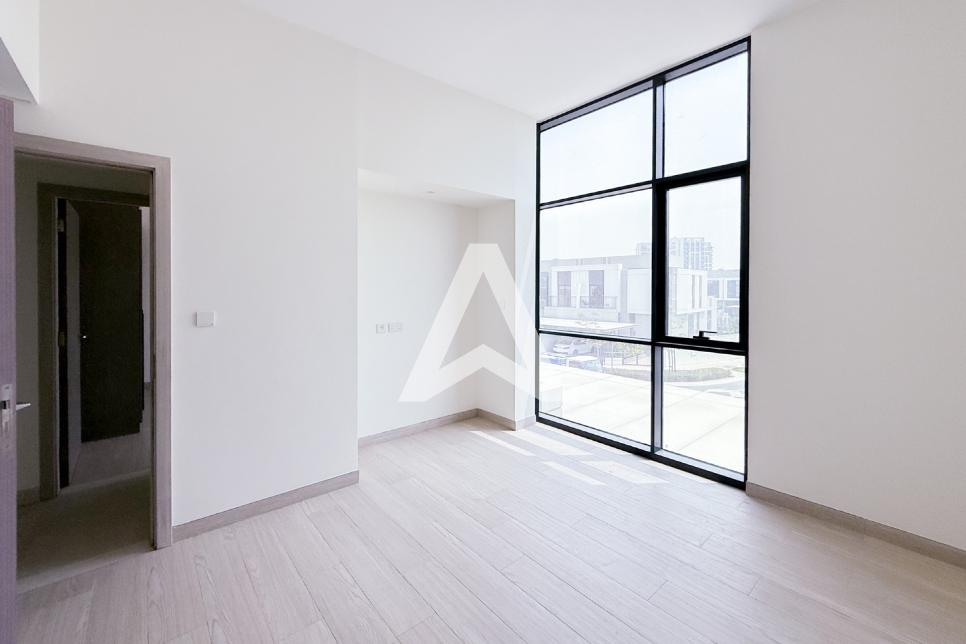 Displayed image from the thumbnail slider