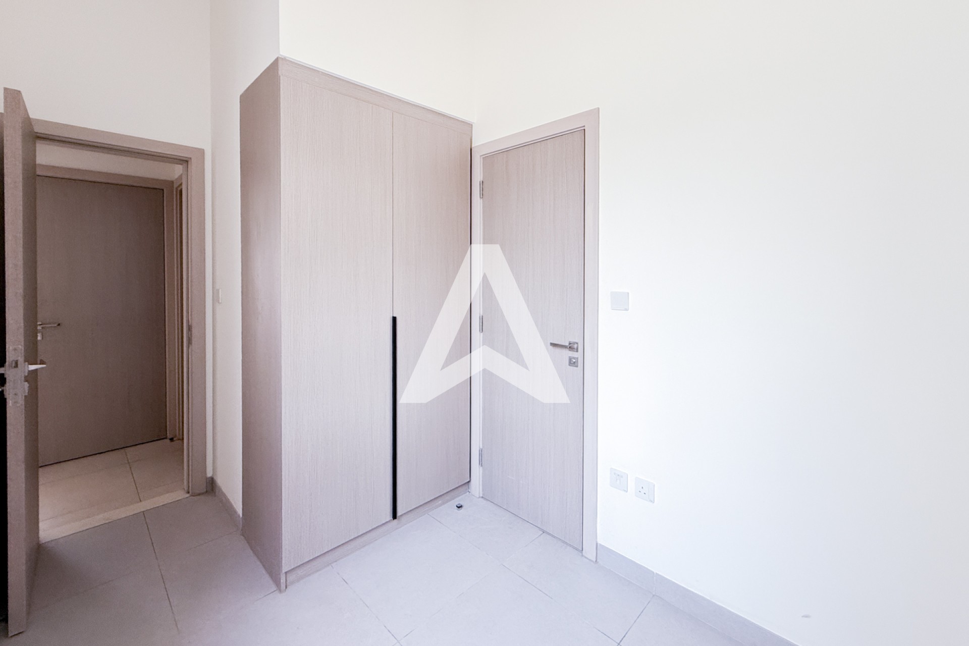 Displayed image from the thumbnail slider