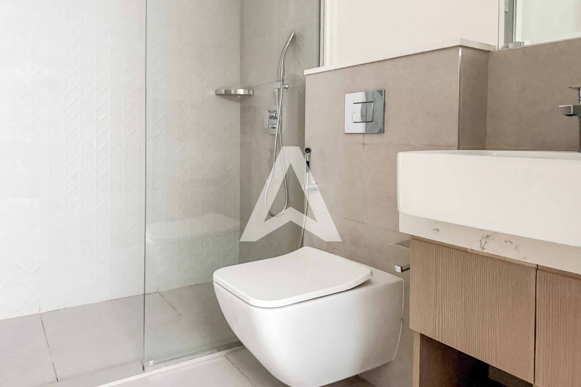 Displayed image from the thumbnail slider