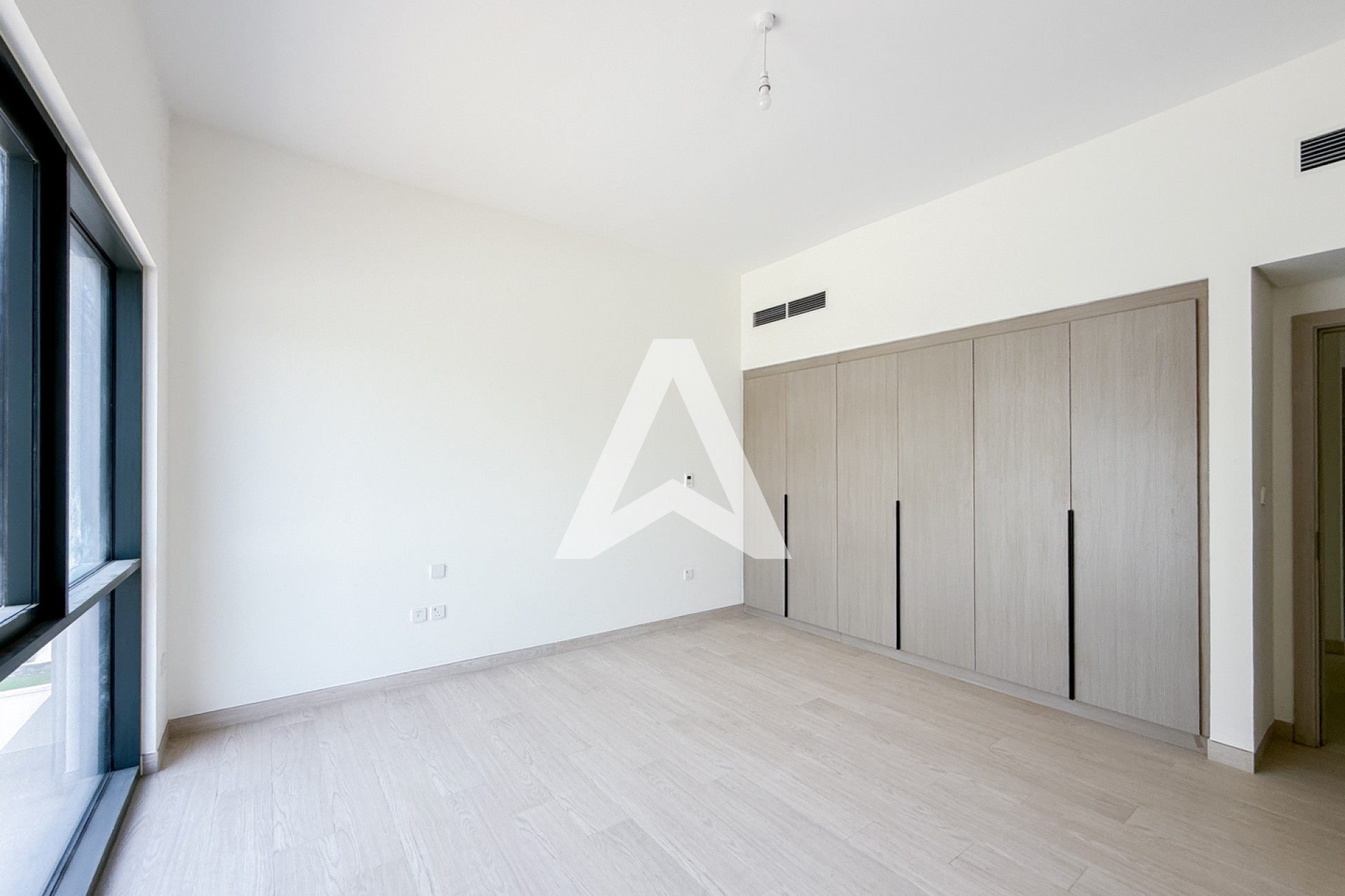 Displayed image from the thumbnail slider