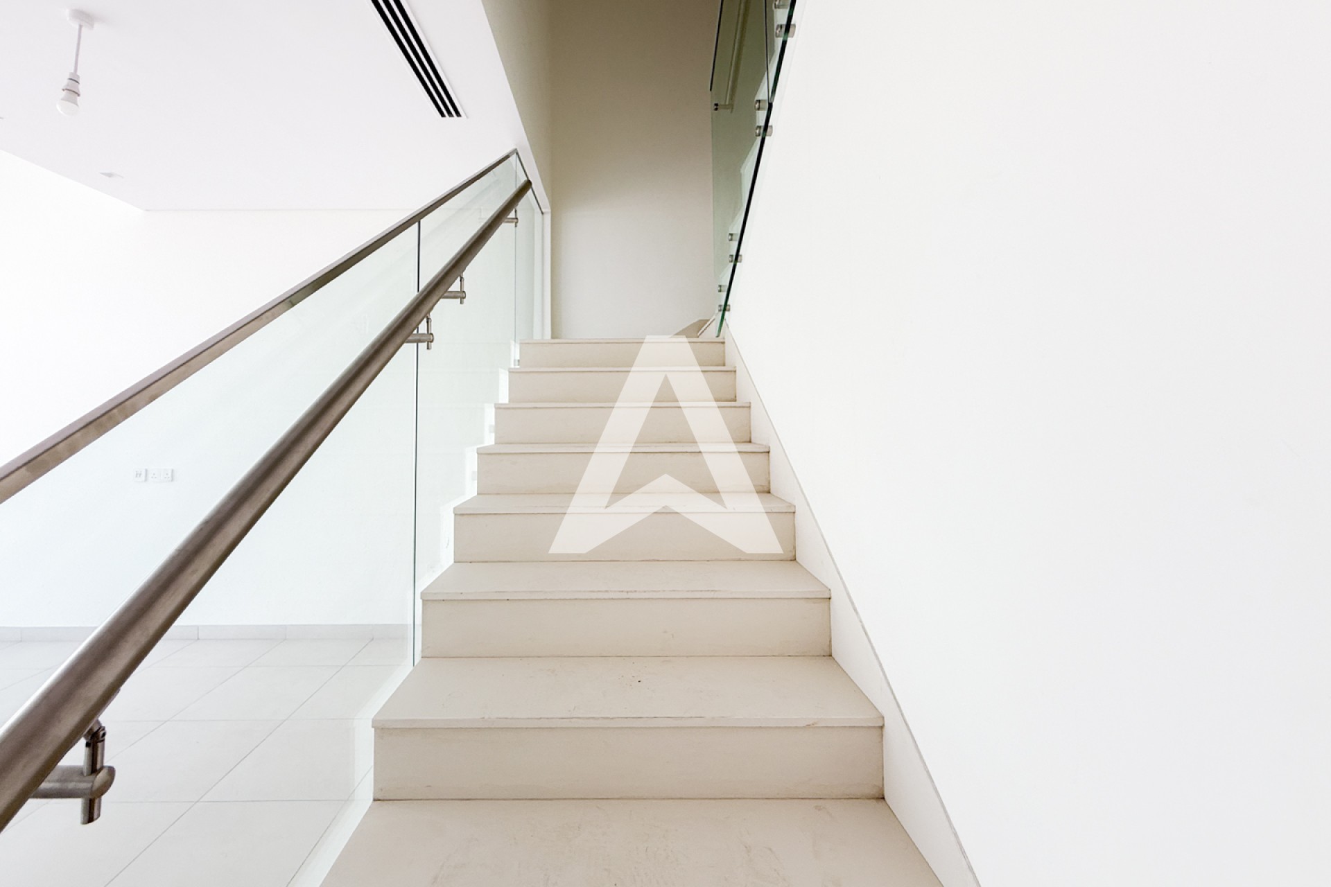 Displayed image from the thumbnail slider