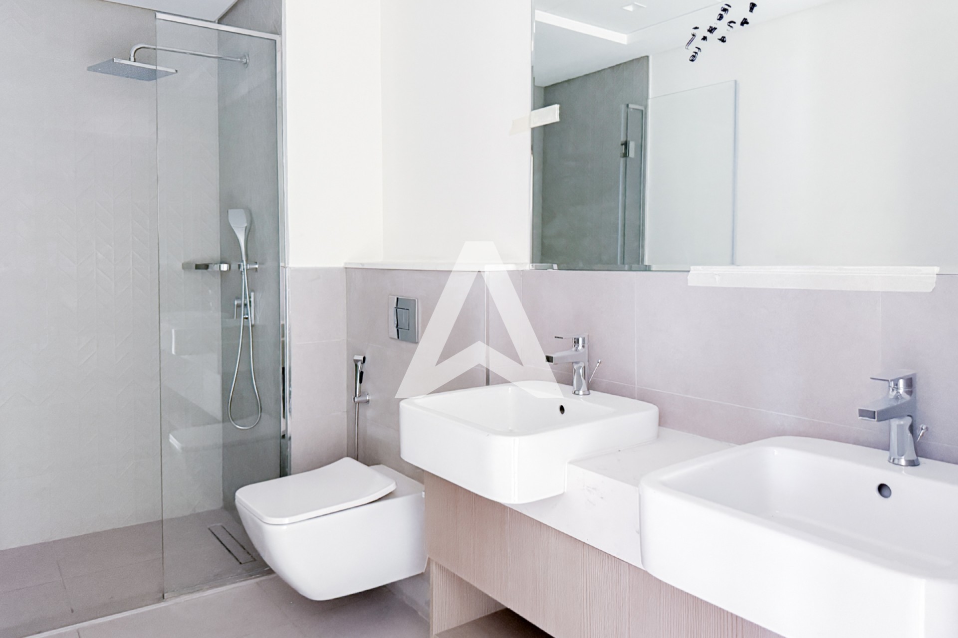 Displayed image from the thumbnail slider