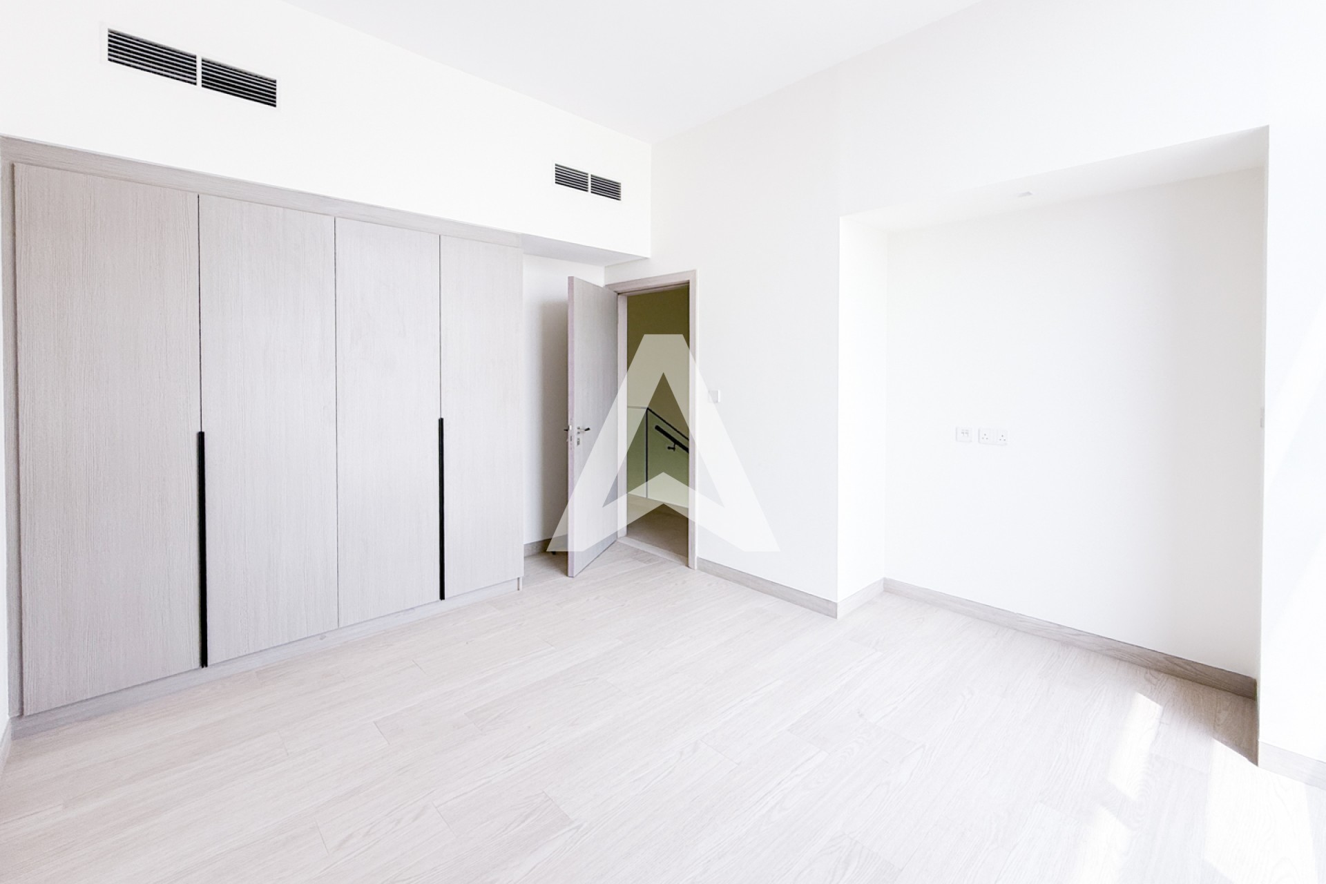 Displayed image from the thumbnail slider