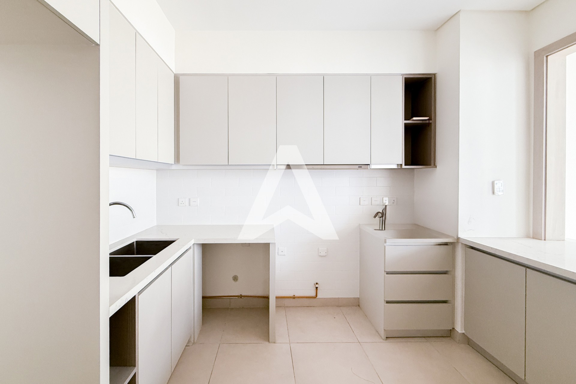 Displayed image from the thumbnail slider