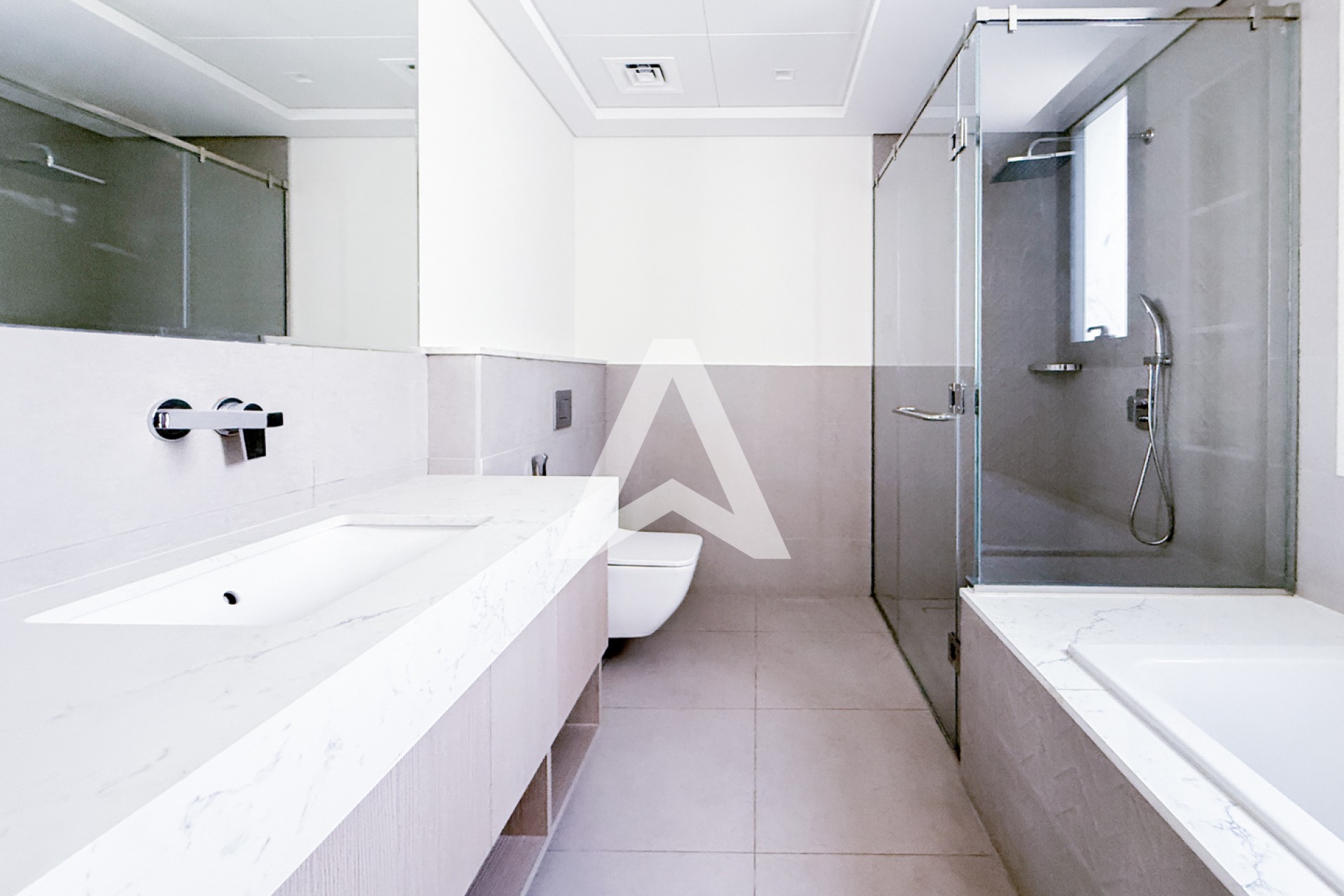 Displayed image from the thumbnail slider