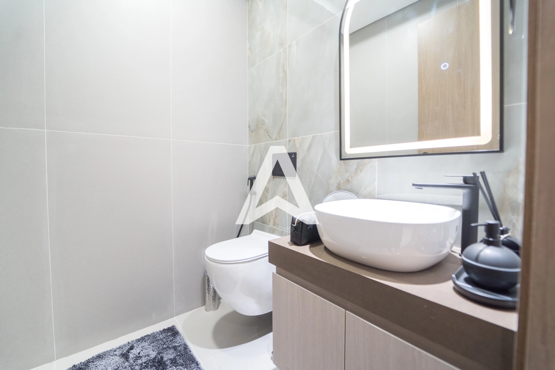 Displayed image from the thumbnail slider