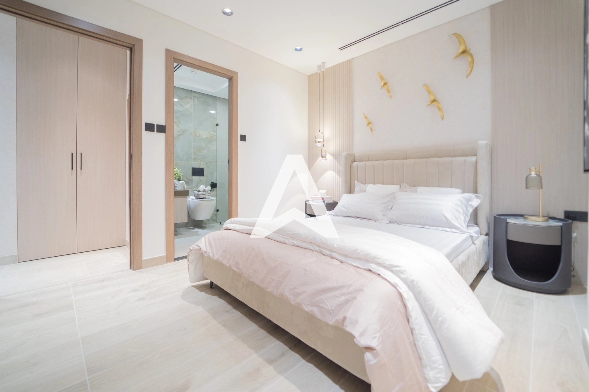 Displayed image from the thumbnail slider