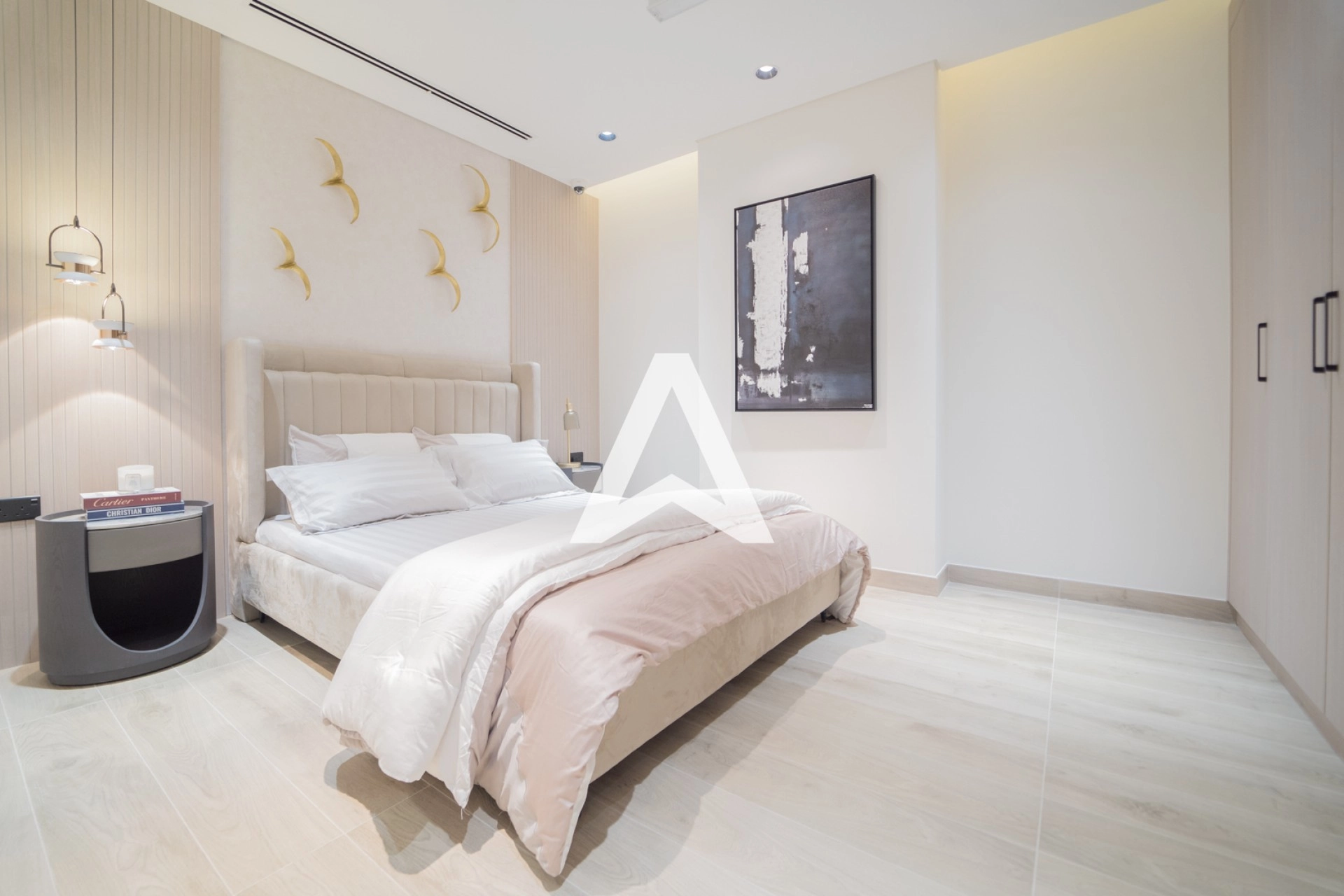 Displayed image from the thumbnail slider