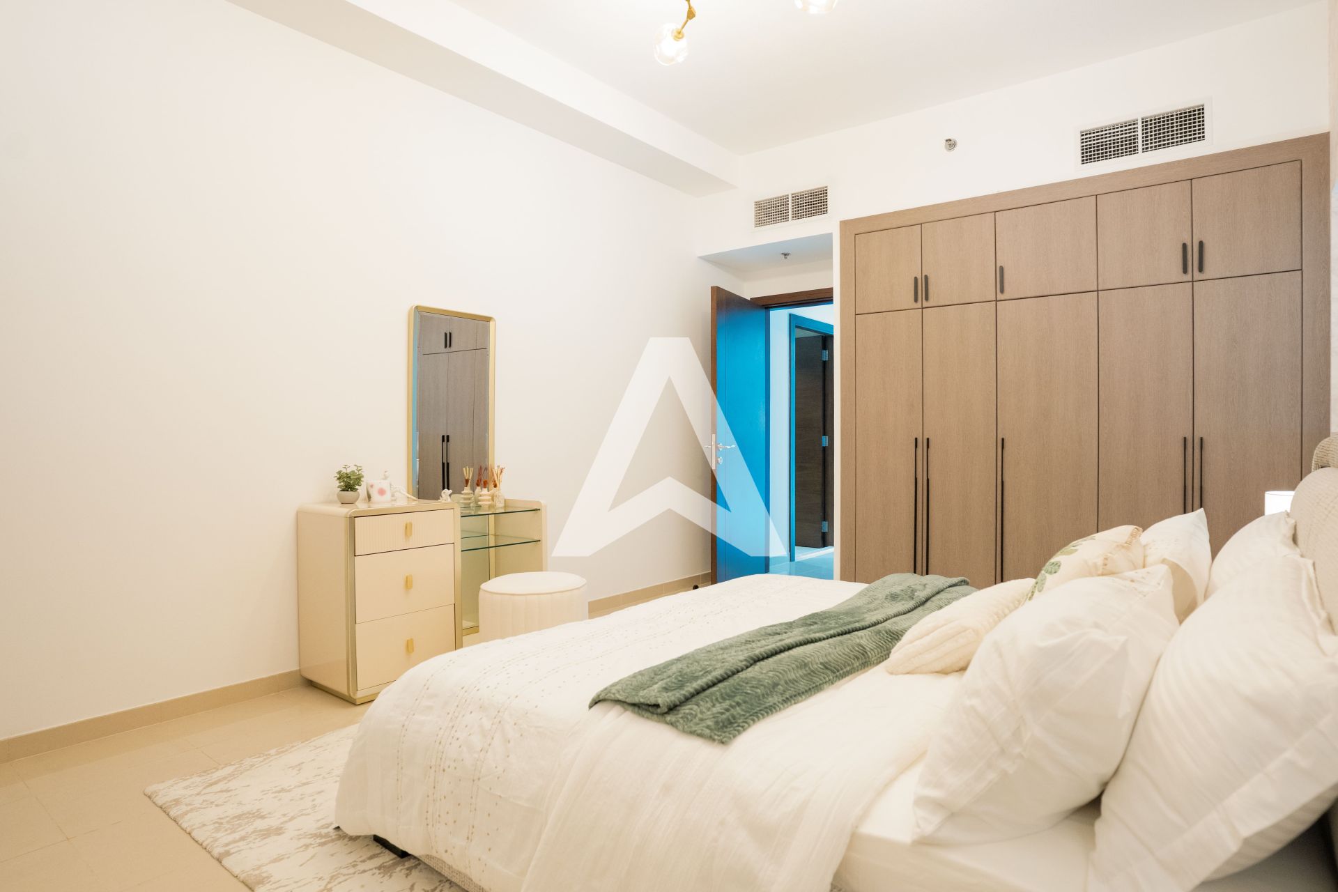 Displayed image from the thumbnail slider